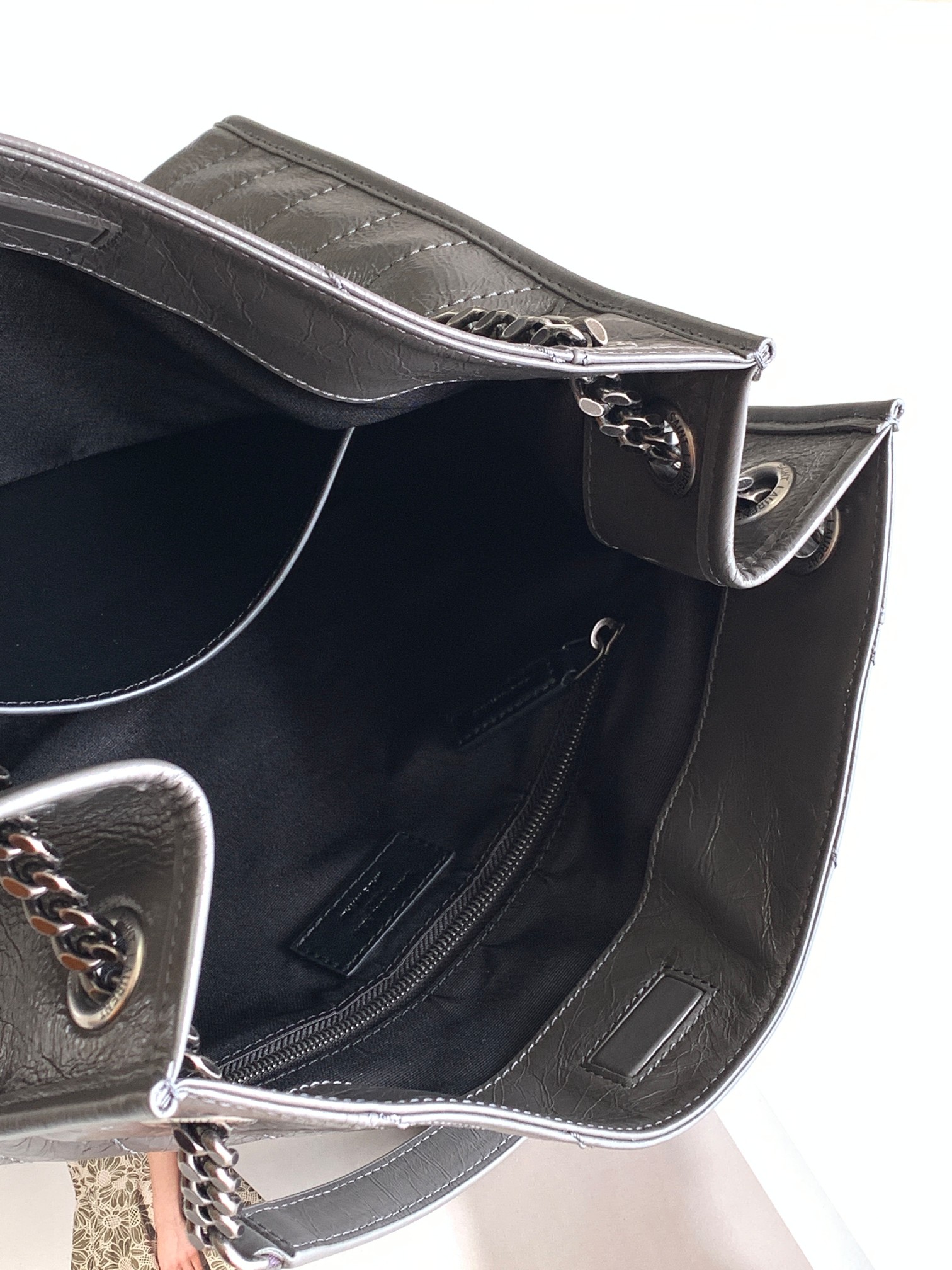 Y51 medium niki shopping bag in crinkled vintage leather dark grey 577999 33 x 27 x 11.5 cm
