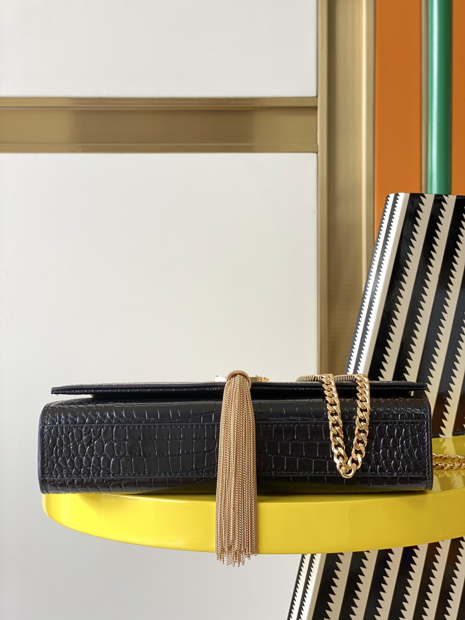 Y51 medium kate with tassel in crocodile-embossed shiny leather black 354119 24 x 14.5 x 5.5 cm