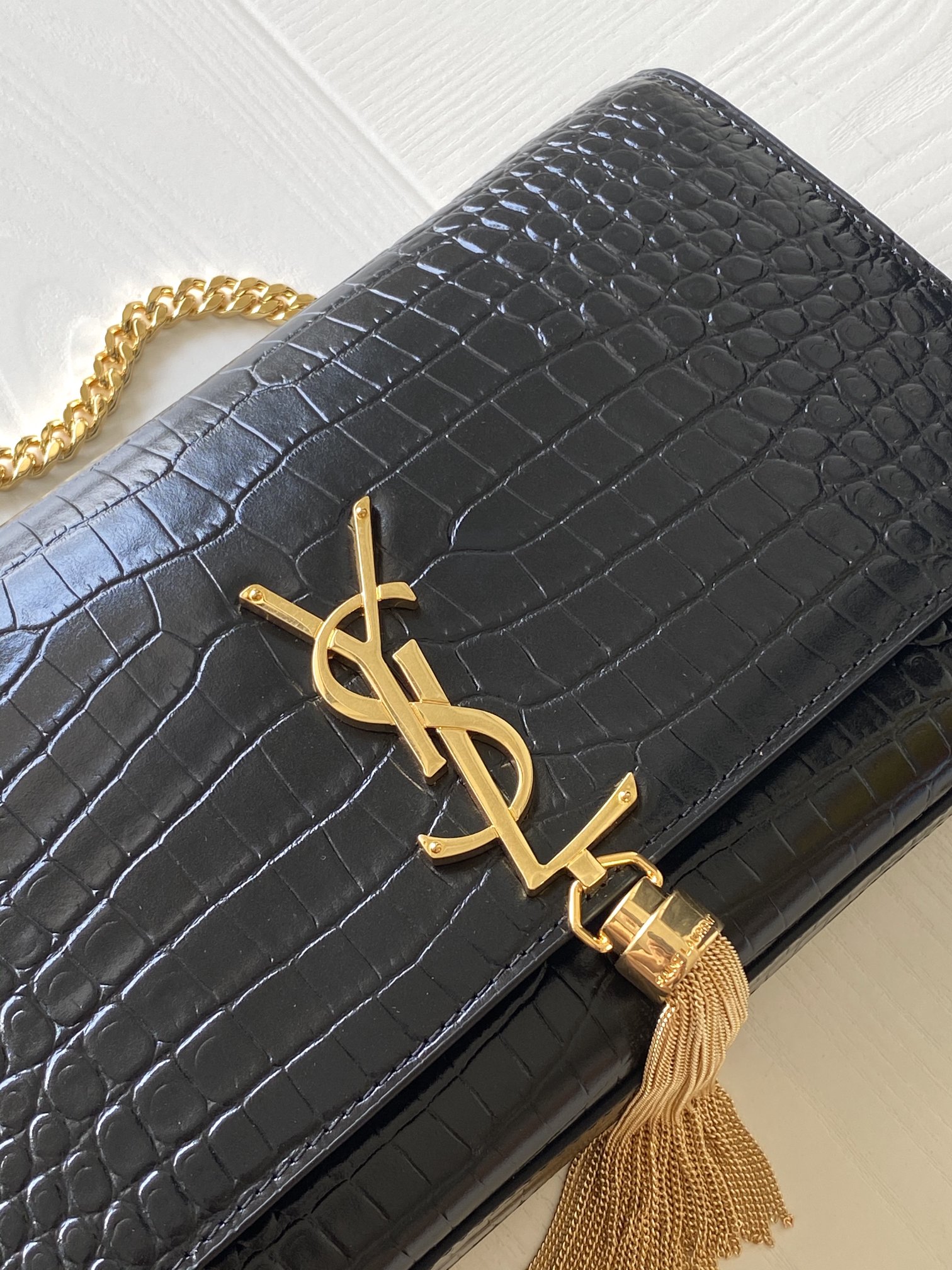 Y51 medium kate with tassel in crocodile-embossed shiny leather black 354119 24 x 14.5 x 5.5 cm