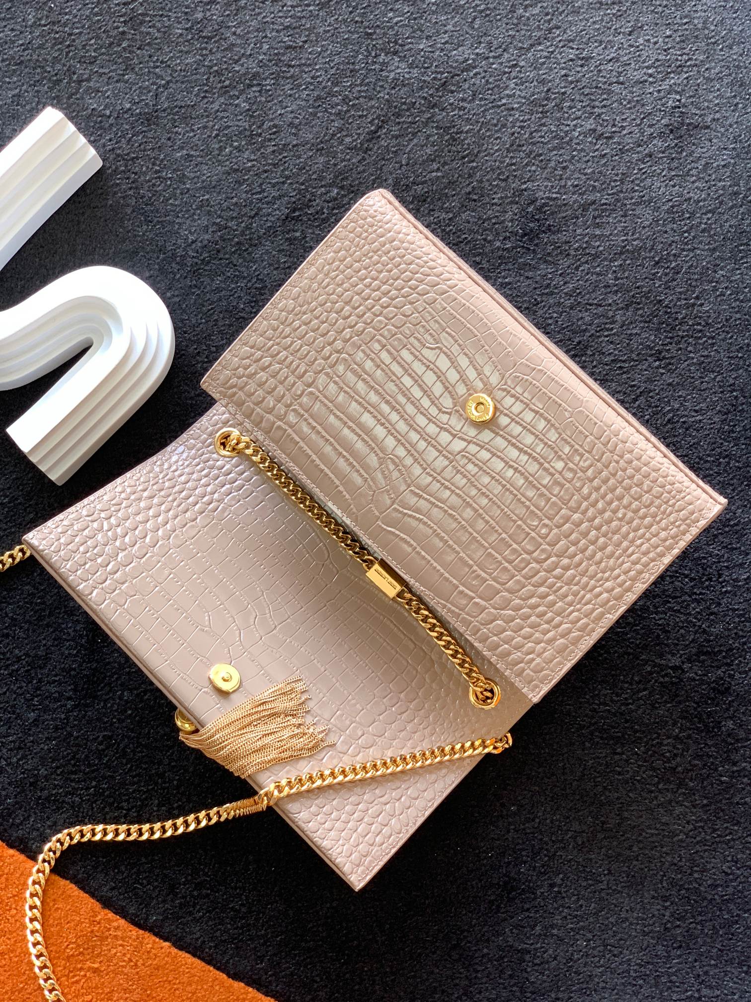 Y51 medium kate with tassel in crocodile-embossed shiny leather beige 354119 24 x 14.5 x 5.5 cm