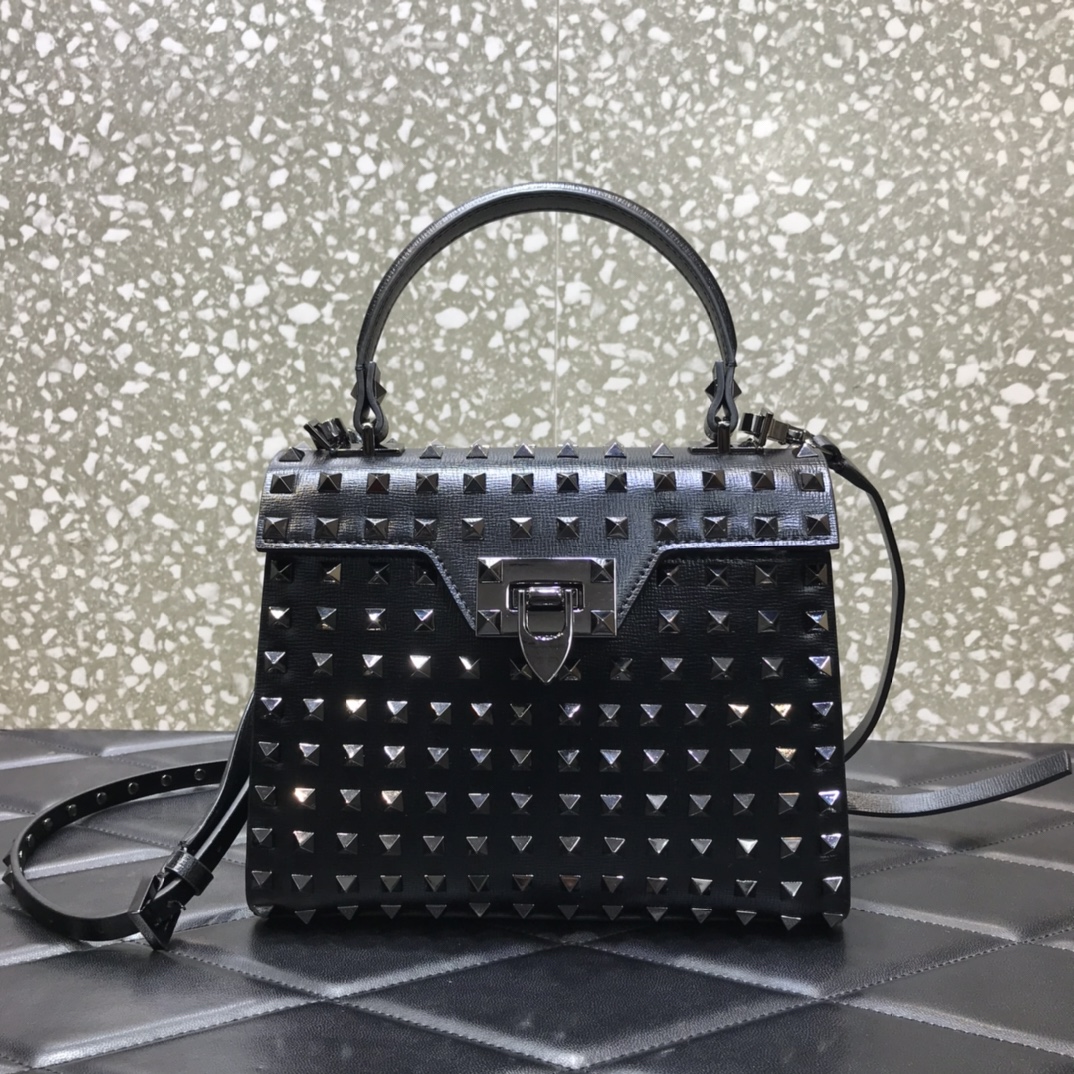 Va1e*ntin0 small rockstud alcove grainy calfskin handbag with all-over studs black metal ww2b0j71dan 22 x 17 x 9 cm