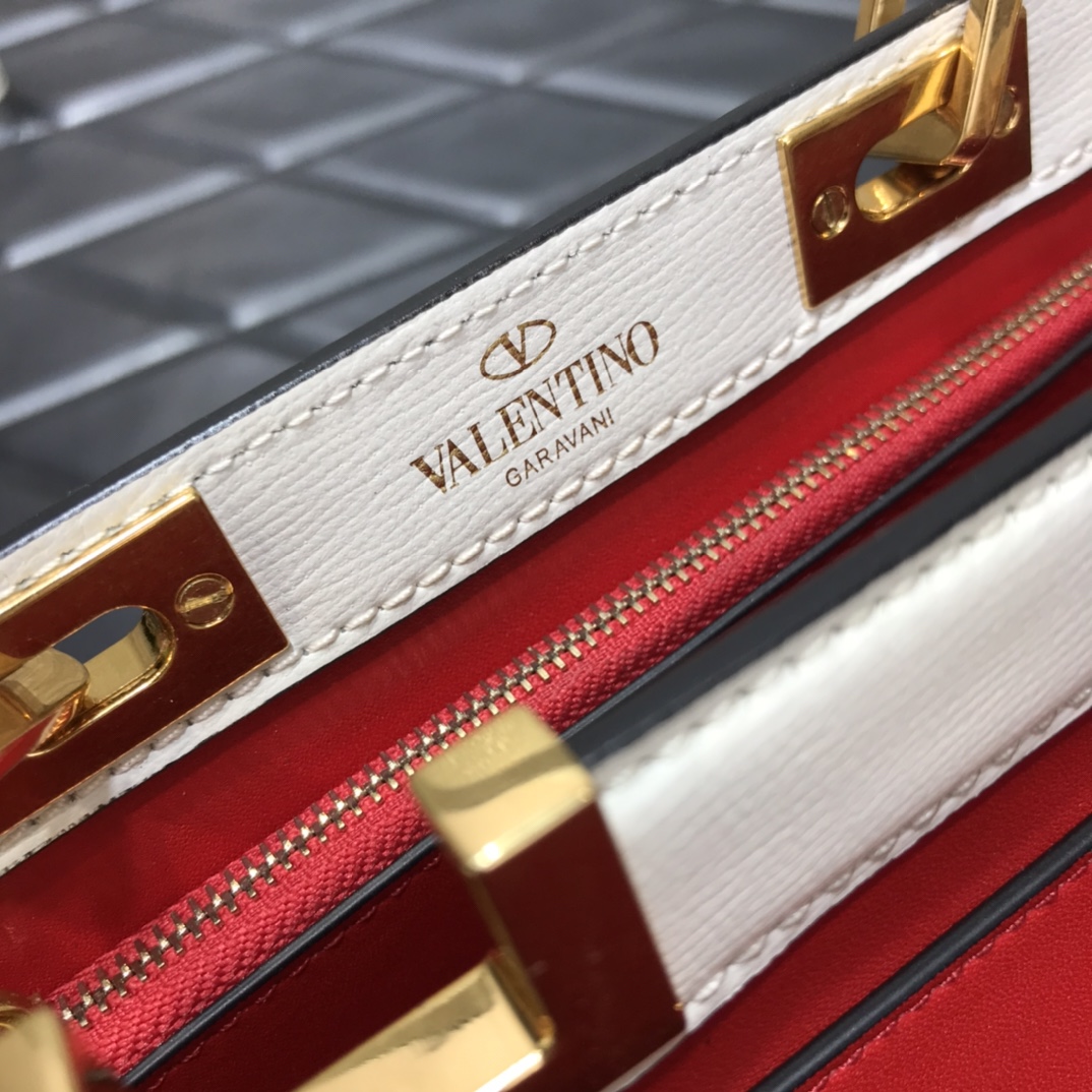 Va1e*ntin0 medium rockstud alcove handbag in grainy calfskin white ww2b0j41bqz 23 x 20 x 6 cm