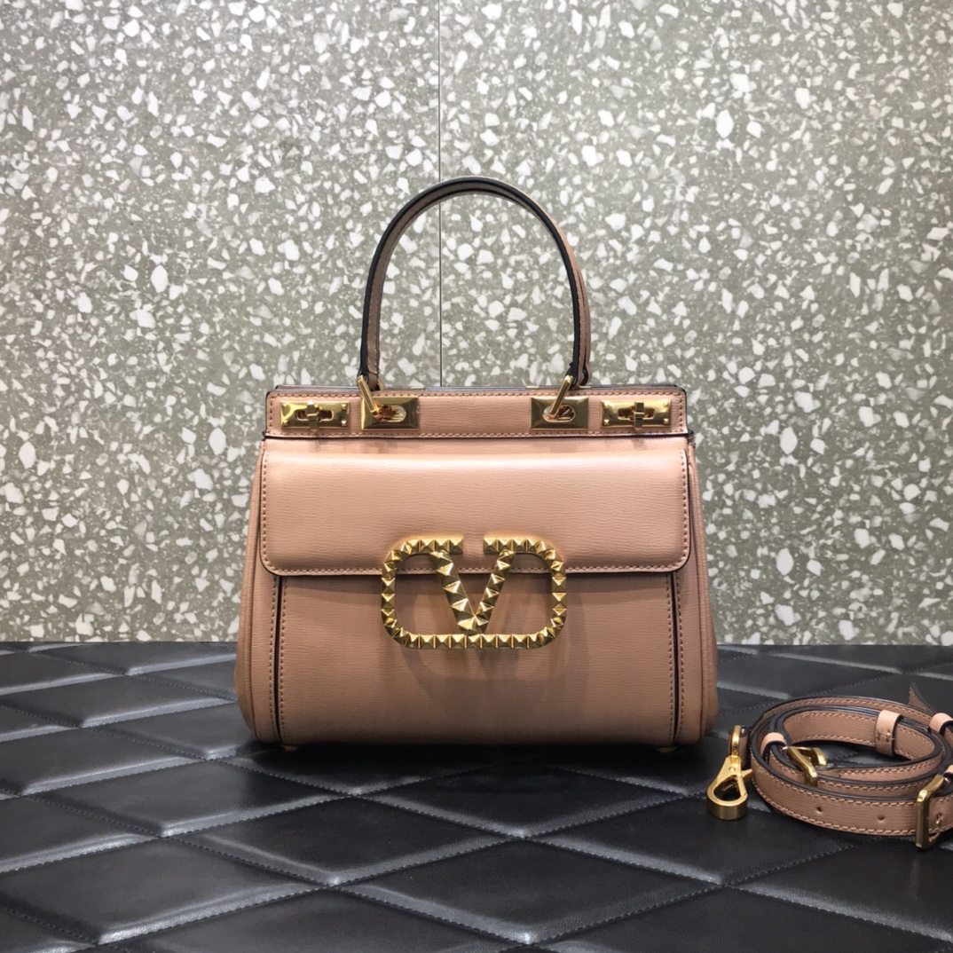 Va1e*ntin0 medium rockstud alcove handbag in grainy calfskin rose cannelle ww2b0j41bqz 23 x 20 x 6 cm