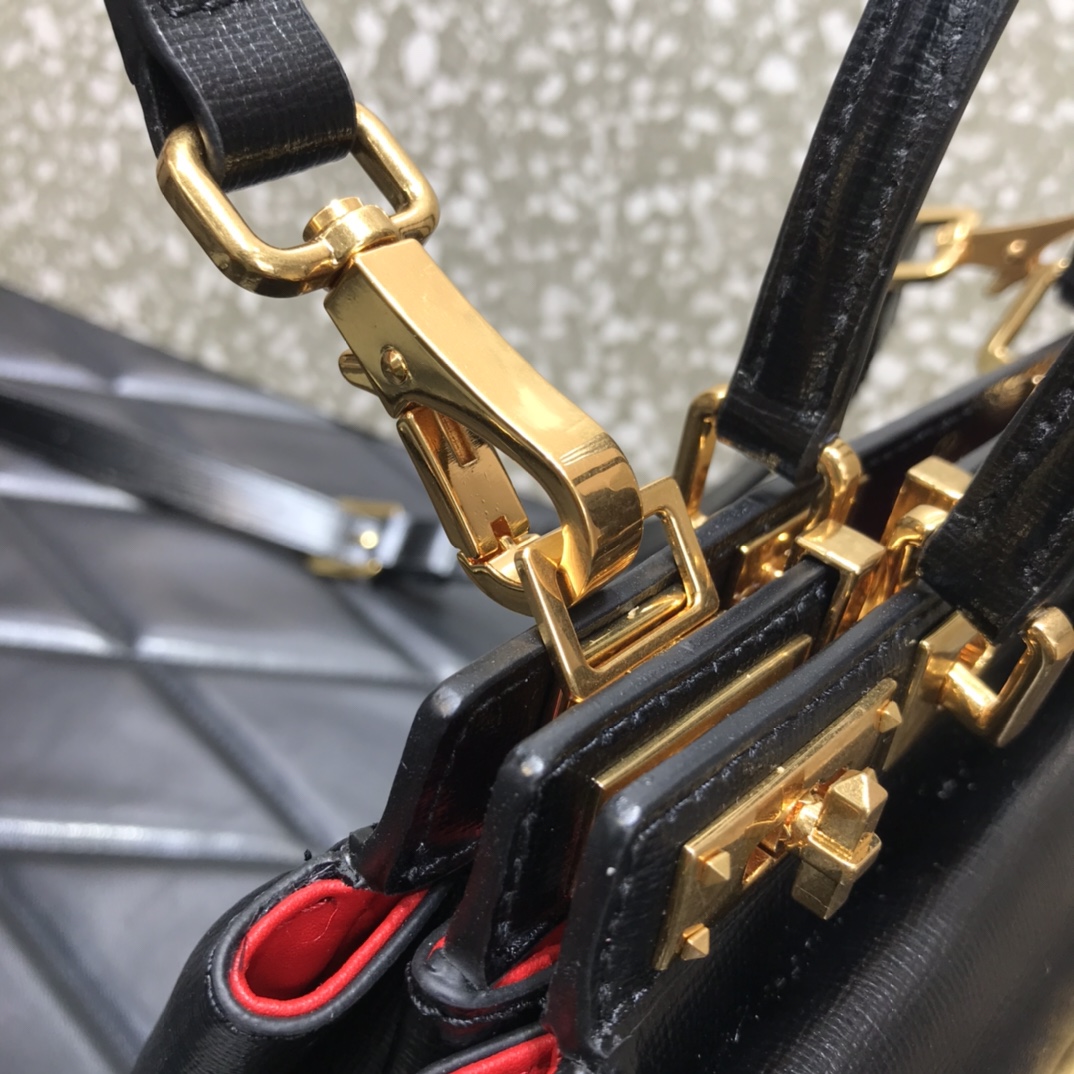 Va1e*ntin0 medium rockstud alcove handbag in grainy calfskin black ww2b0j41bqz 23 x 20 x 6 cm