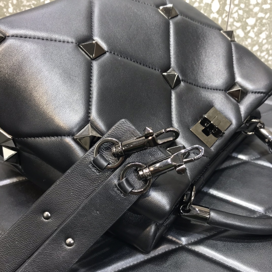 Va1e*ntin0 roman stud the handle bag in nappa black metal ww2b0i96bsf 28 x 16 x 20 cm
