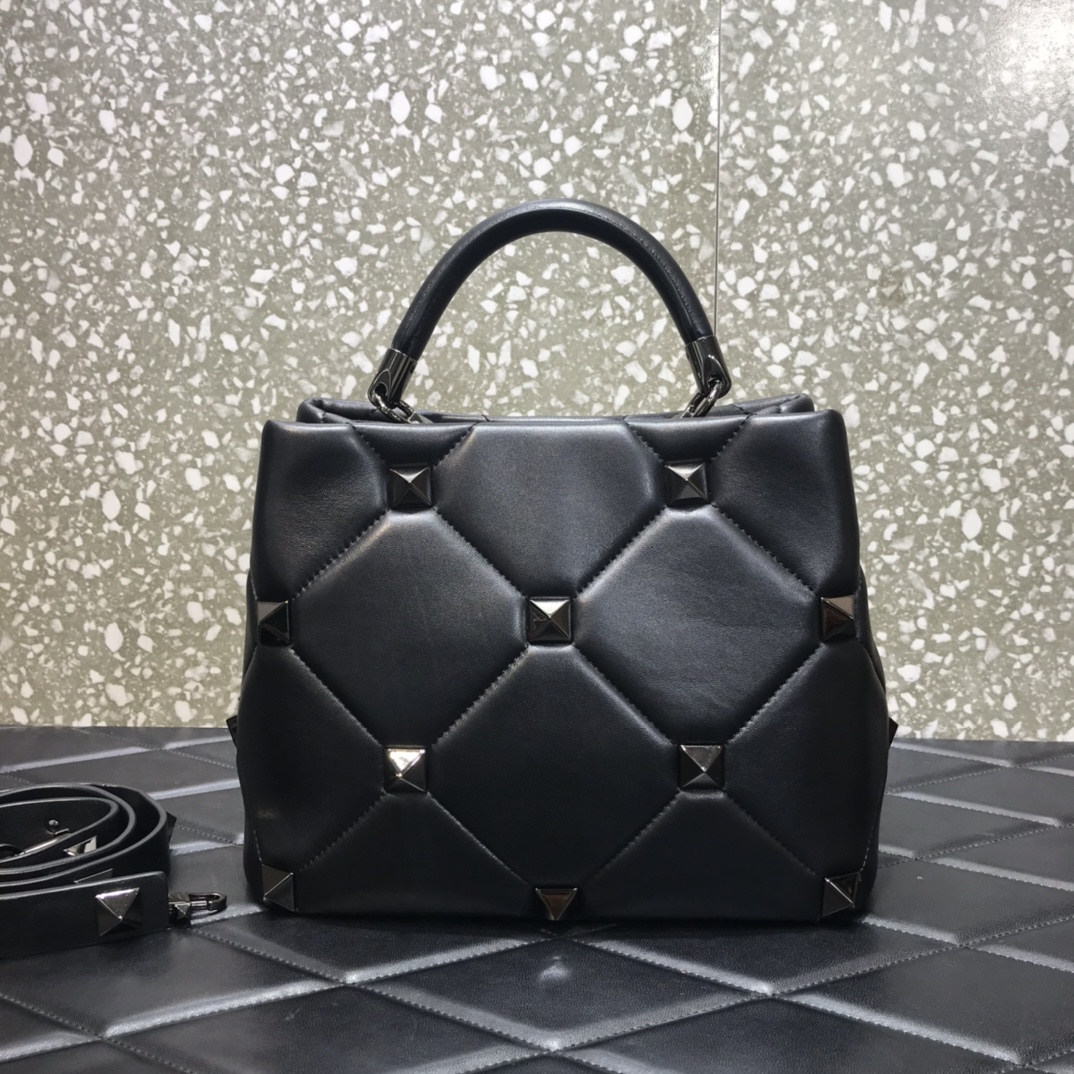 Va1e*ntin0 roman stud the handle bag in nappa black metal ww2b0i96bsf 28 x 16 x 20 cm