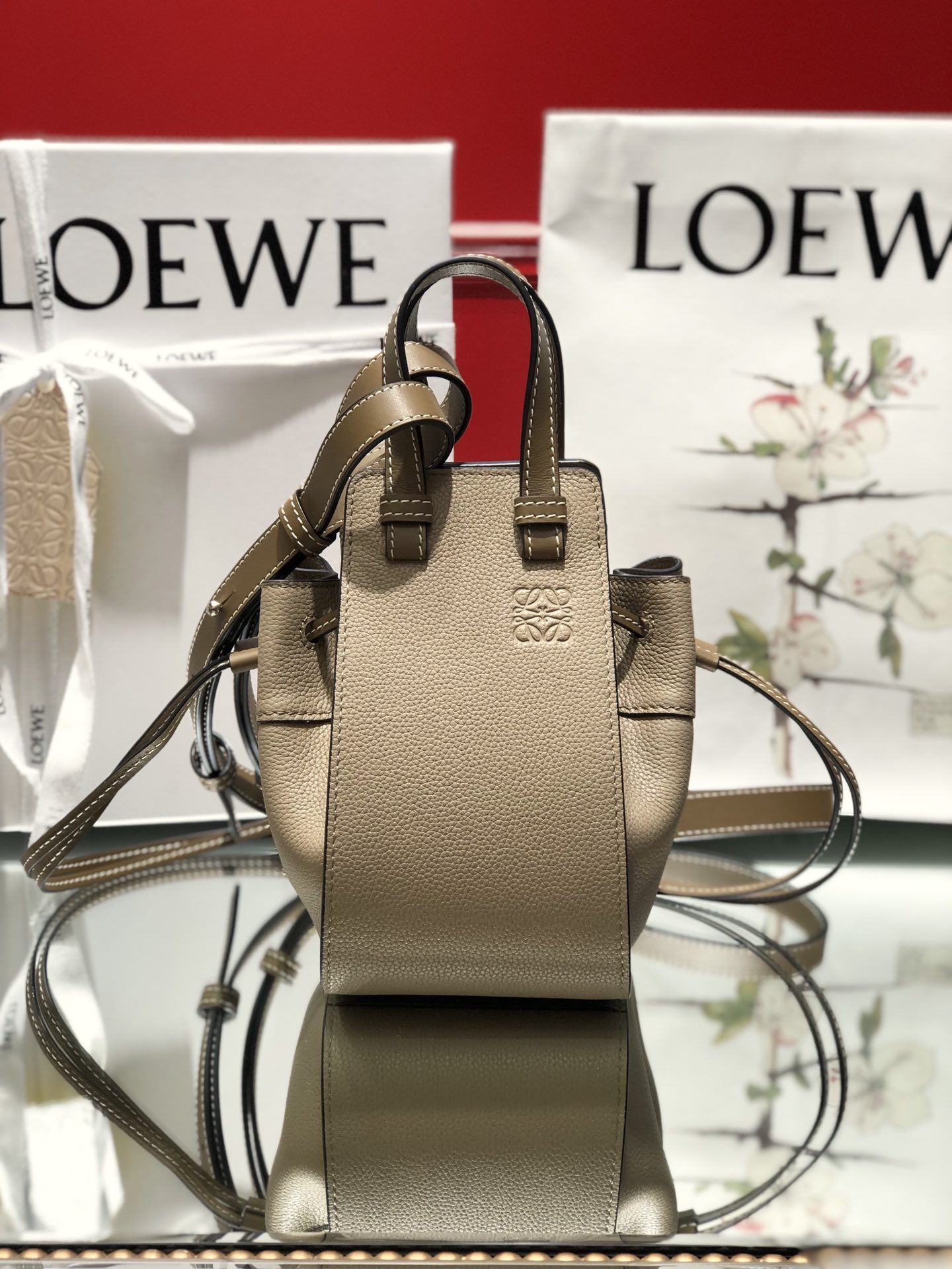 L0ew* mini hammock drawstring classic calfskin leather sand 314.30.v07 19.5 x 17 x 11 cm
