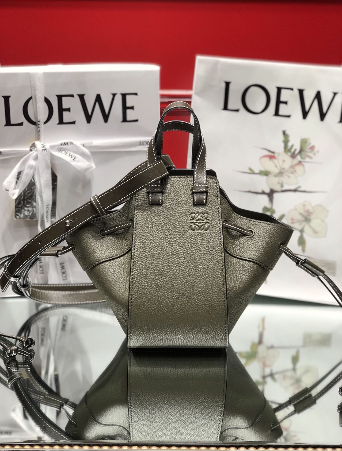 L0ew* mini hammock drawstring classic calfskin leather avocado green 314.30.v07 19.5 x 17 x 11 cm