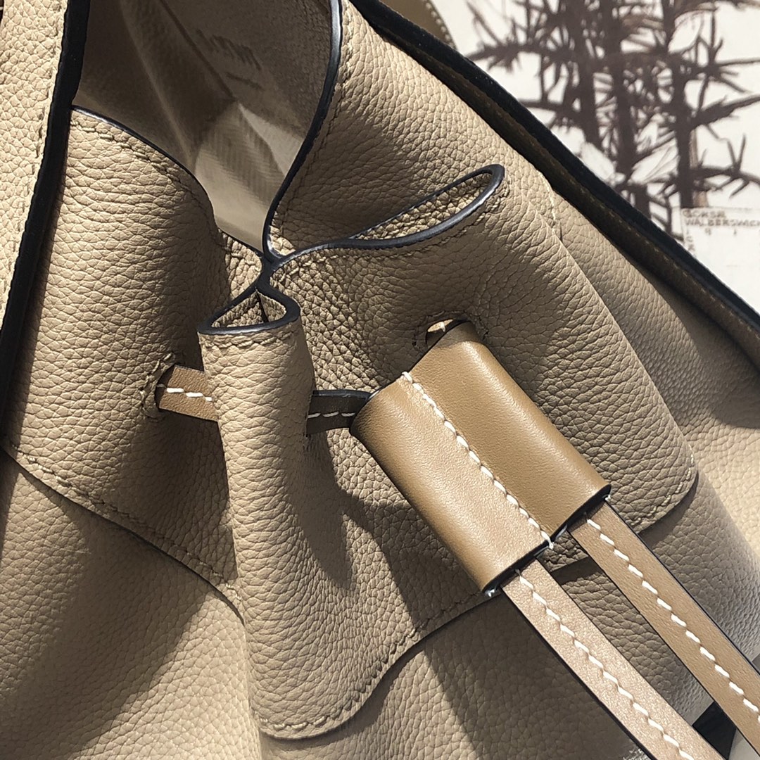 L0ew* small hammock bag cassic calfskin leather sand 387.30.s35 26 x 21 x 14 cm
