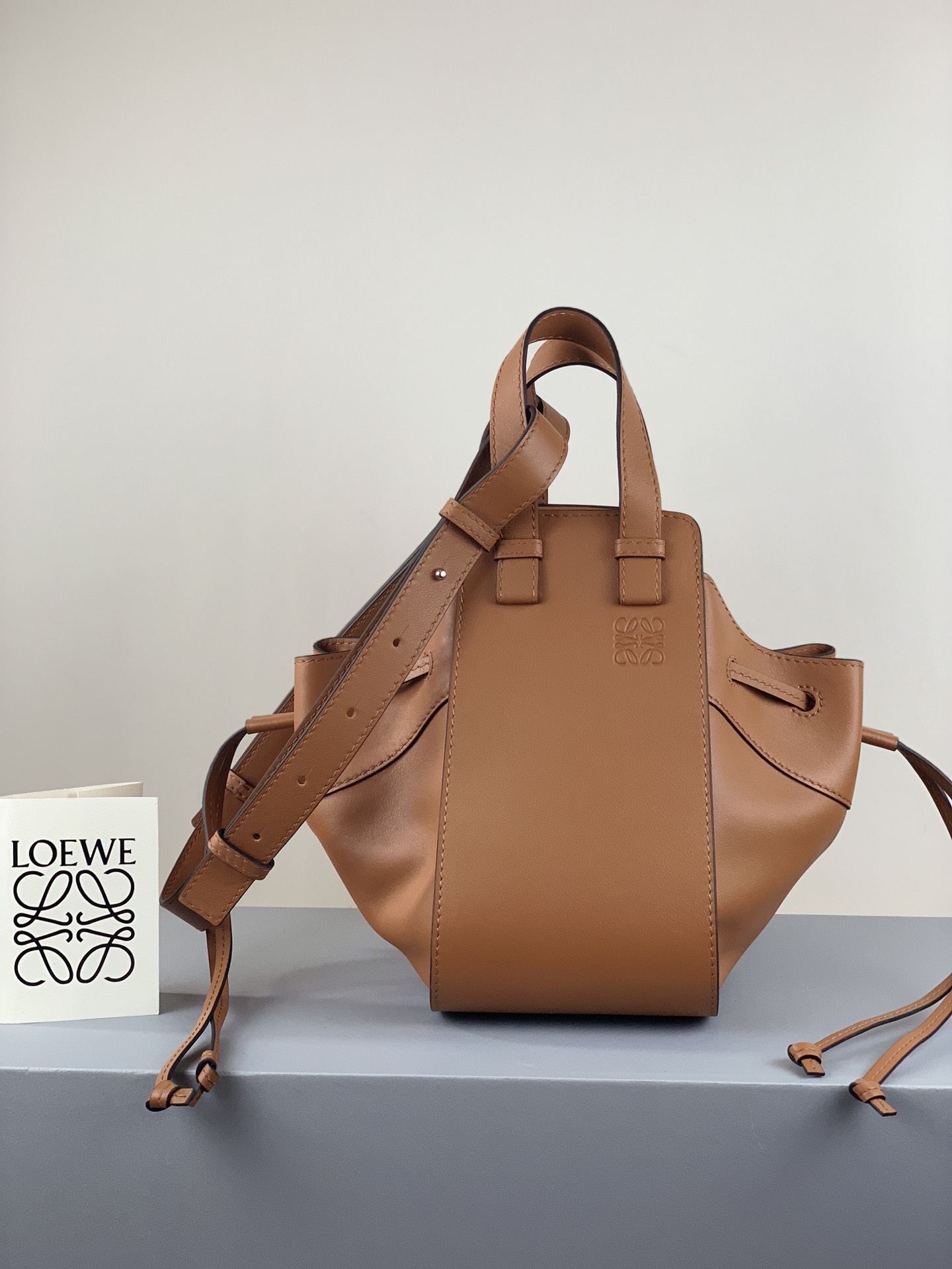 L0ew* small hammock bag cassic calfskin leather tan 387.30.s35 26 x 21 x 14 cm