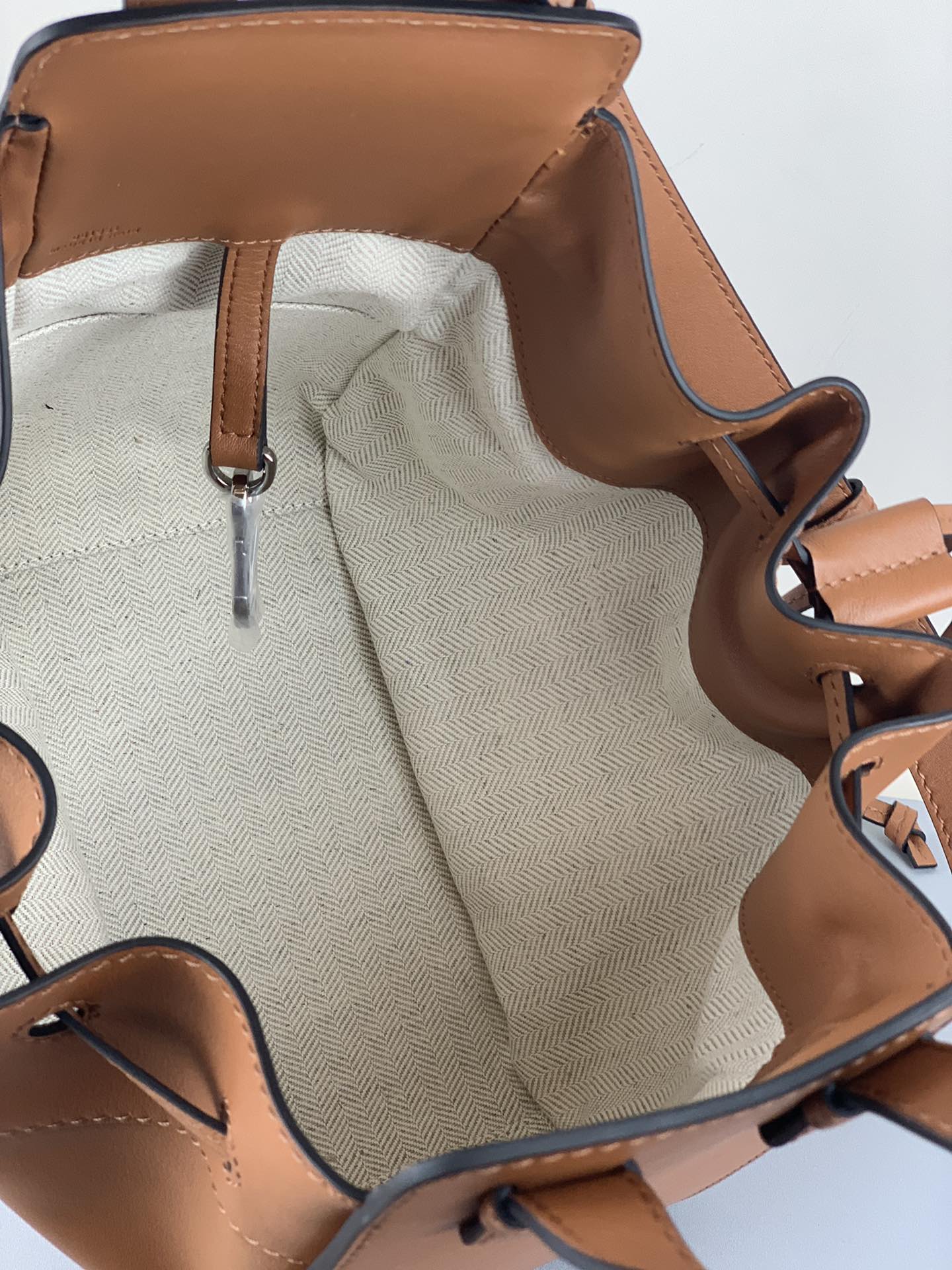 L0ew* small hammock bag cassic calfskin leather tan 387.30.s35 26 x 21 x 14 cm