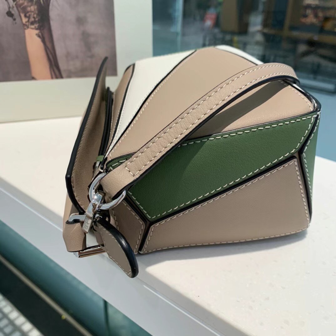 L0ew* mini puzzle bag classic calfskin leather sand/white a510u95x34 18 x 12.5 x 8 cm