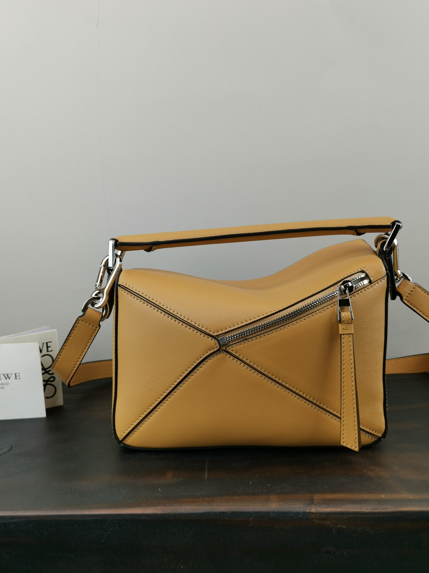 L0ew* small puzzle bag cassic calfskin leather fawn 322.30.s21 24 x 14 x 11 cm