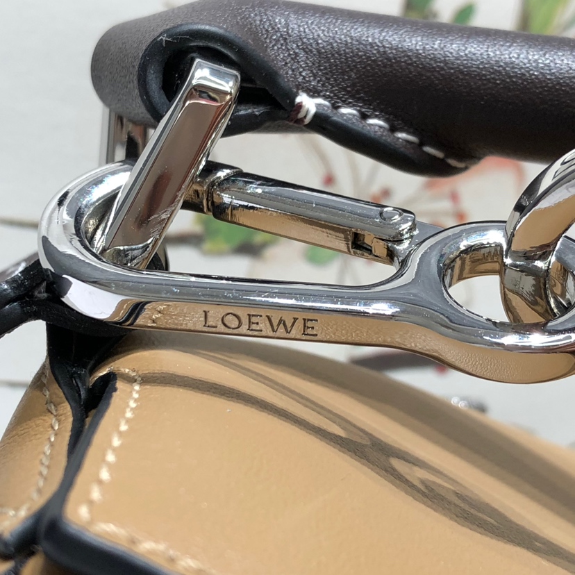 L0ew* small puzzle bag cassic calfskin leather sand/white a510s21x55 24 x 14 x 11 cm
