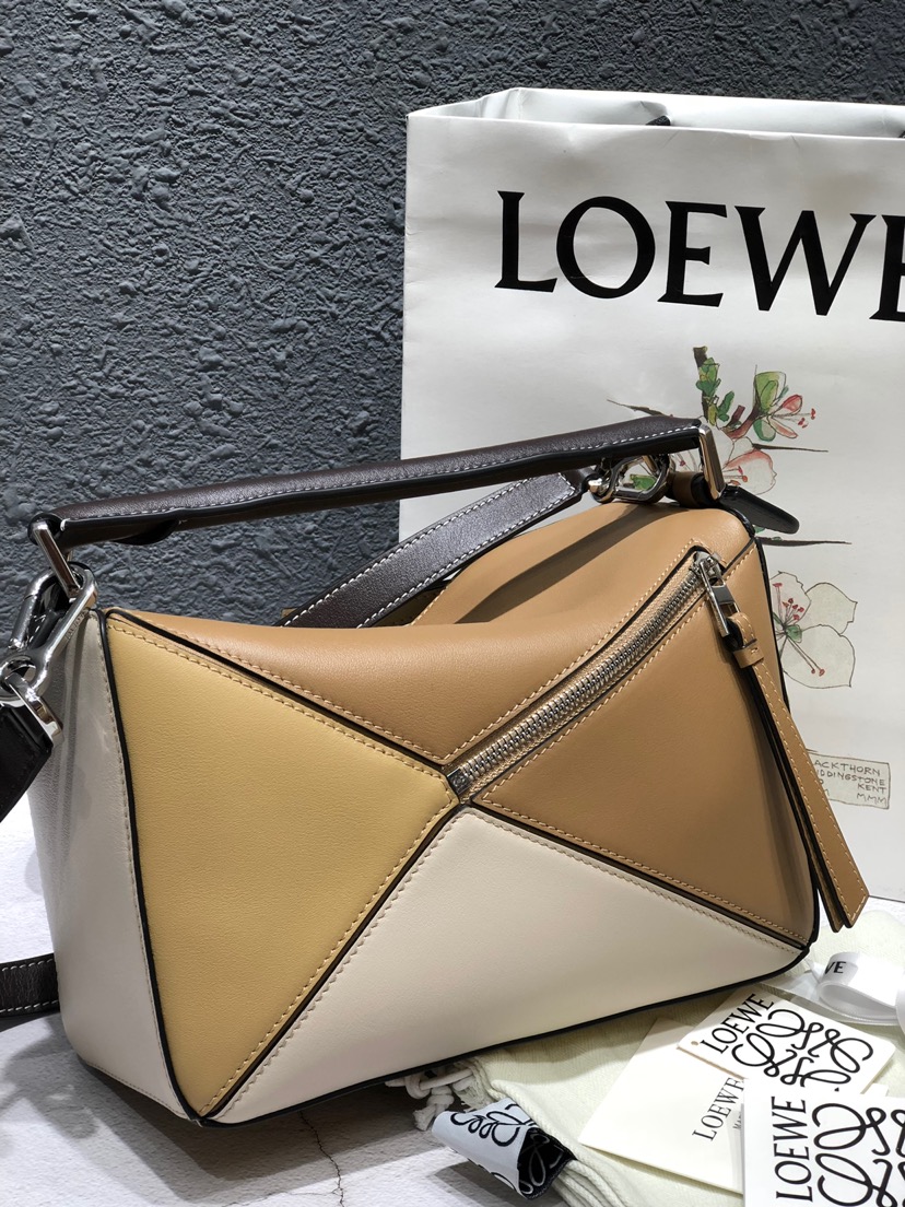 L0ew* small puzzle bag cassic calfskin leather sand/white a510s21x55 24 x 14 x 11 cm