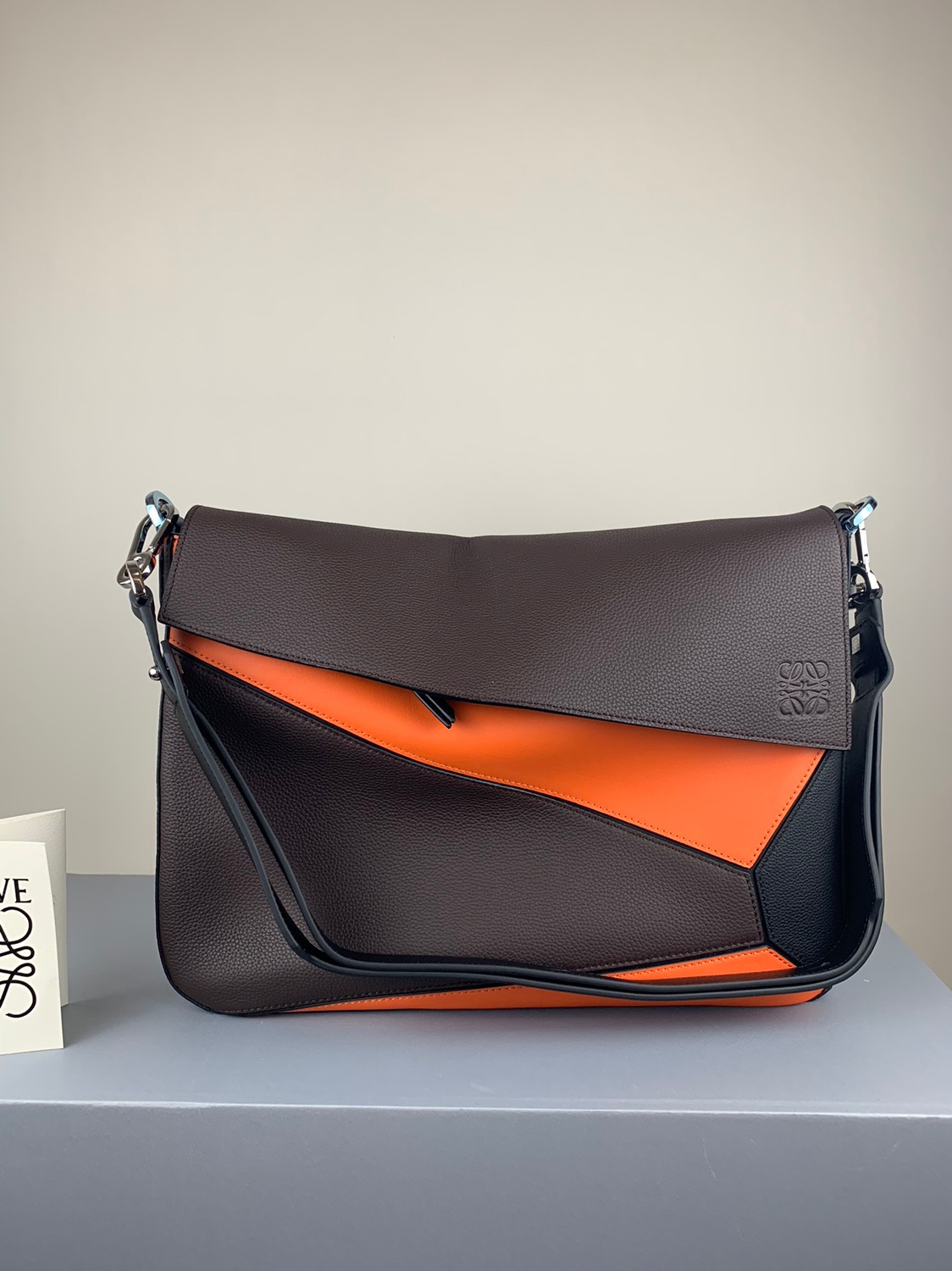 L0ew* puzzle messenger bag classic calfskin dark brown/neon orange 37 x 25 x 9 cm