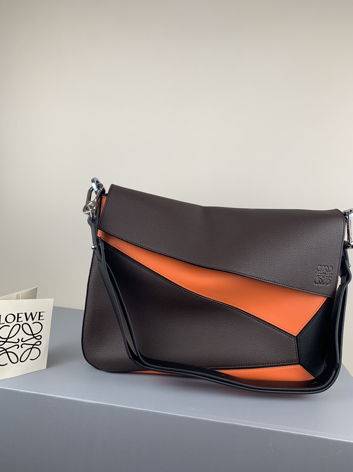 L0ew* puzzle messenger bag classic calfskin dark brown/neon orange 37 x 25 x 9 cm