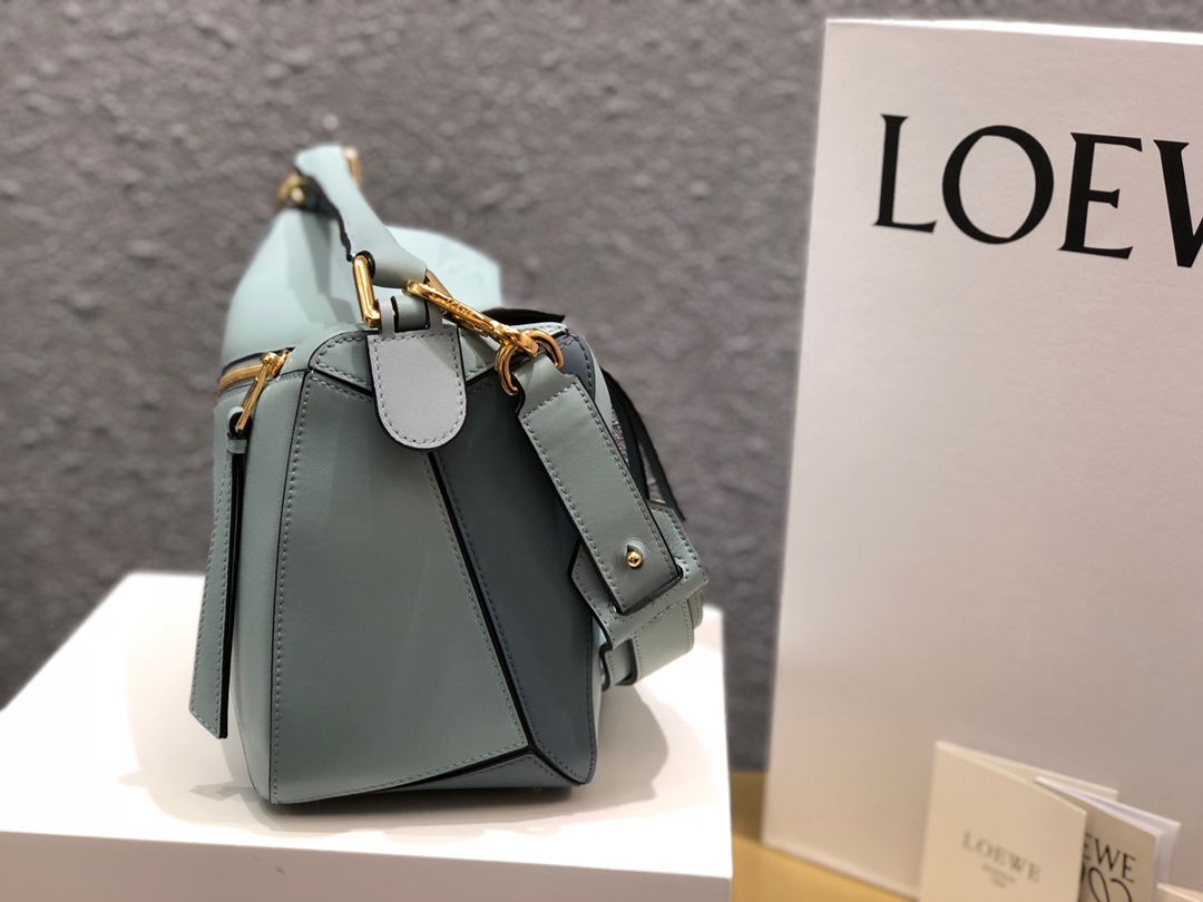L0ew* medium puzzle bag classic calfskin gold metal pastel blue/blue 322.30js20 29 x 18 x 12 cm