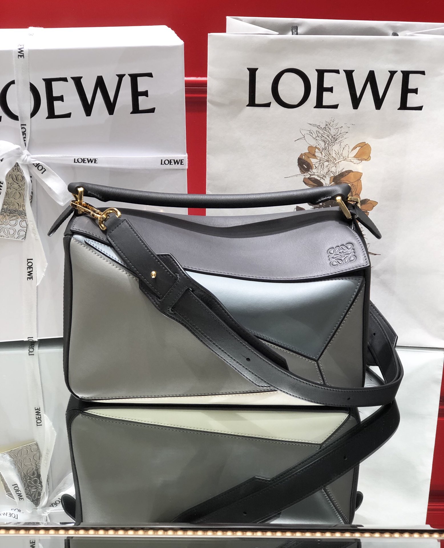 L0ew* medium puzzle bag classic calfskin gold metal white/pastel blue 322.30js20 29 x 18 x 12 cm