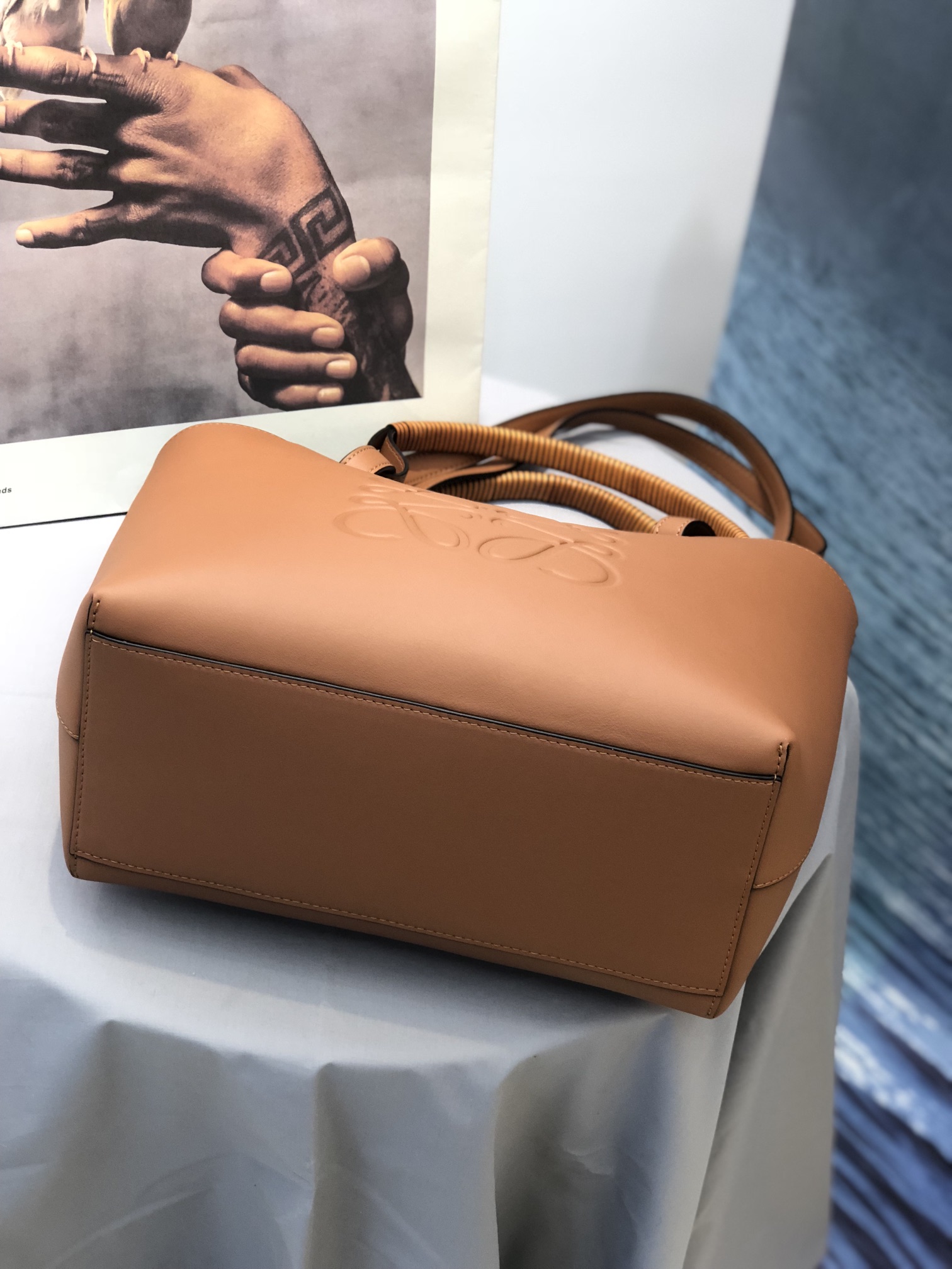 L0ew* small anagram tote classic calfskin tan a717s72x02 29 x 14 x 25 cm