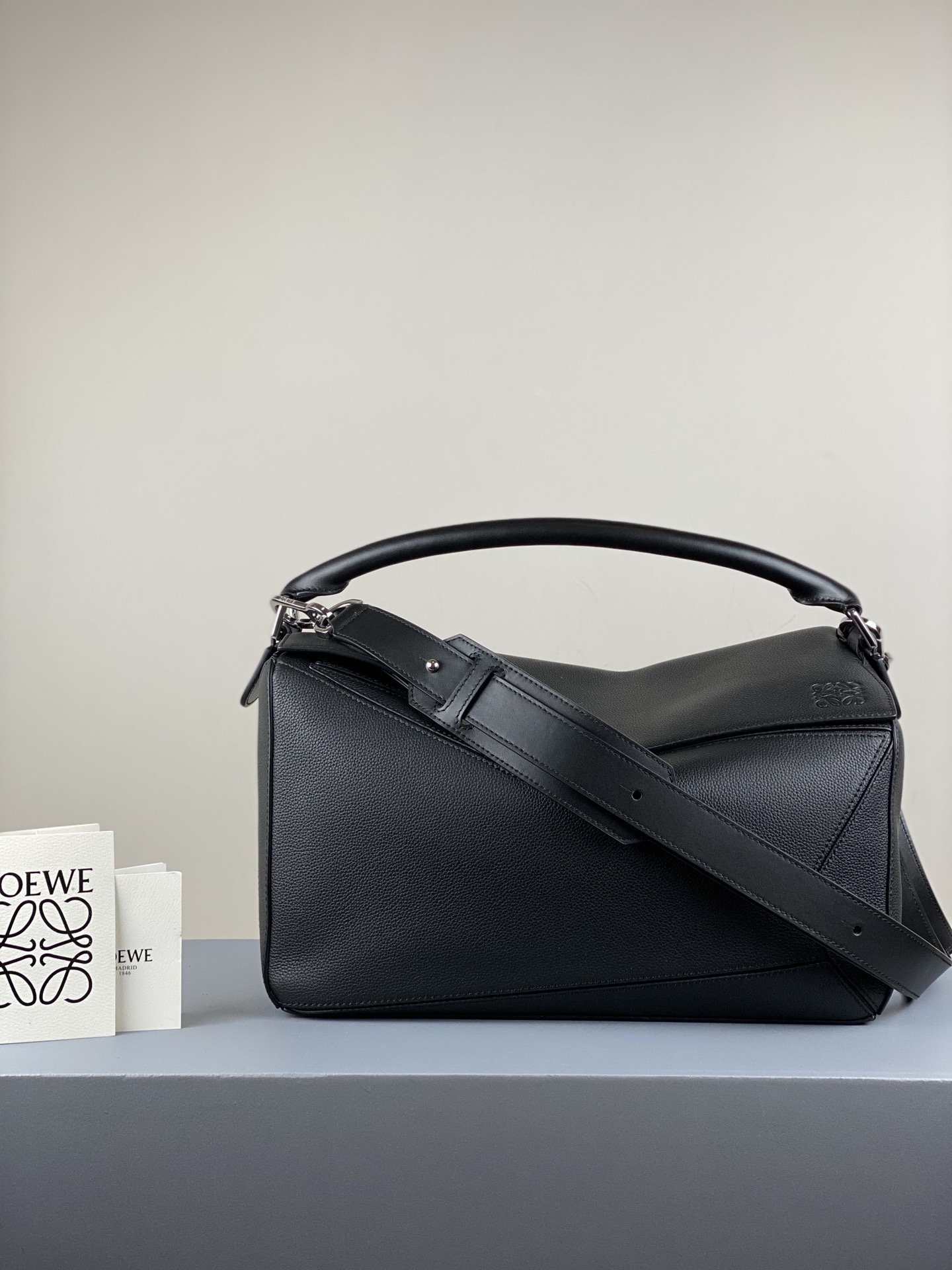 L0ew* large puzzle edge bag grained calfskin black b510140x01 35 × 17 × 24 cm