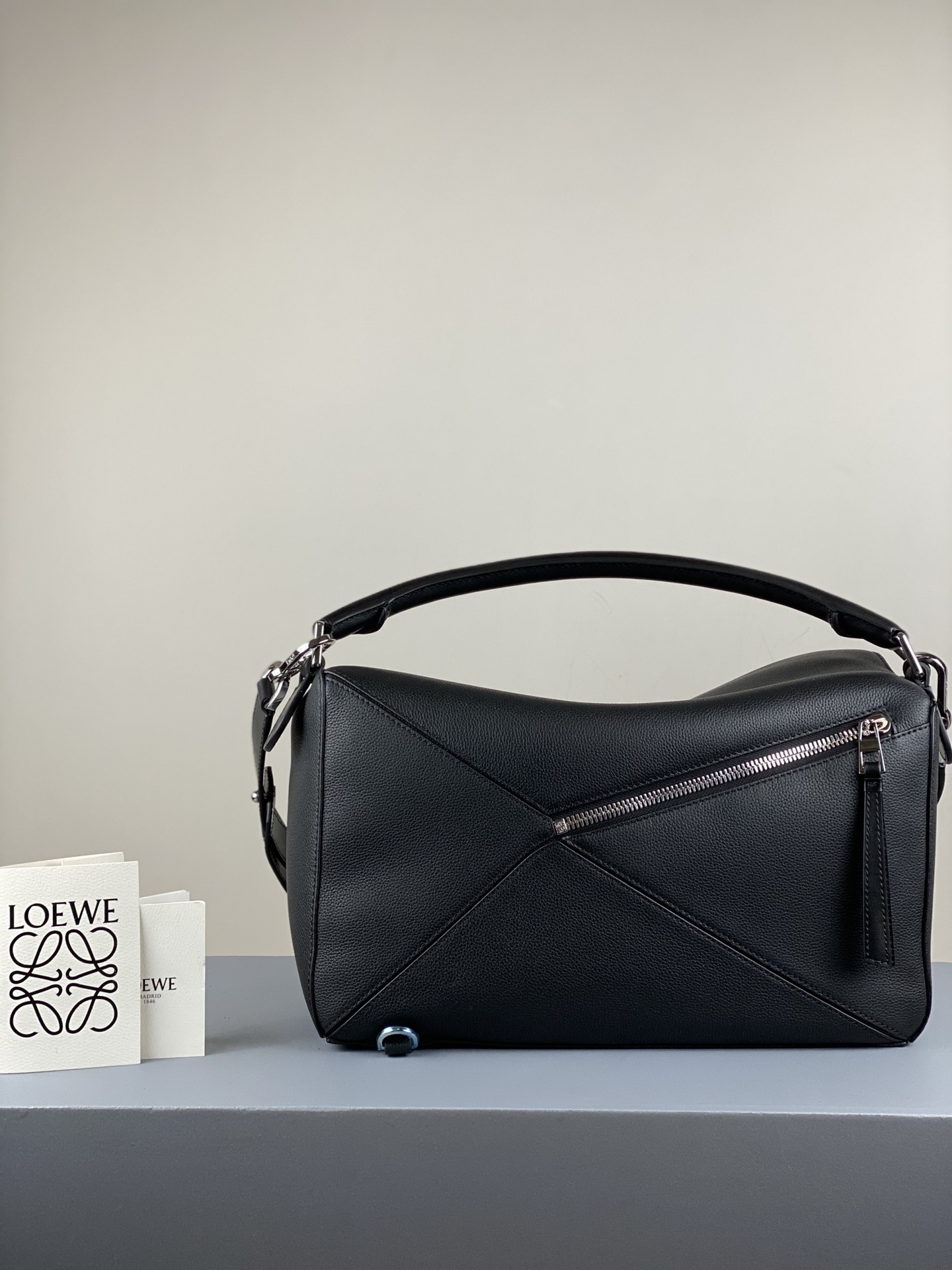 L0ew* large puzzle edge bag grained calfskin black b510140x01 35 × 17 × 24 cm