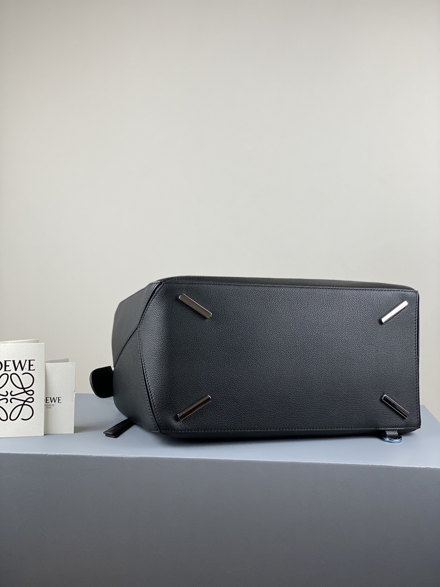 L0ew* large puzzle edge bag grained calfskin black b510140x01 35 × 17 × 24 cm