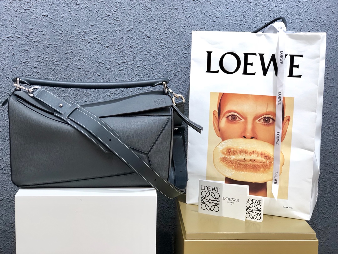L0ew* large puzzle edge bag grained calfskin anthracite grey b510140x01 35 × 17 × 24 cm