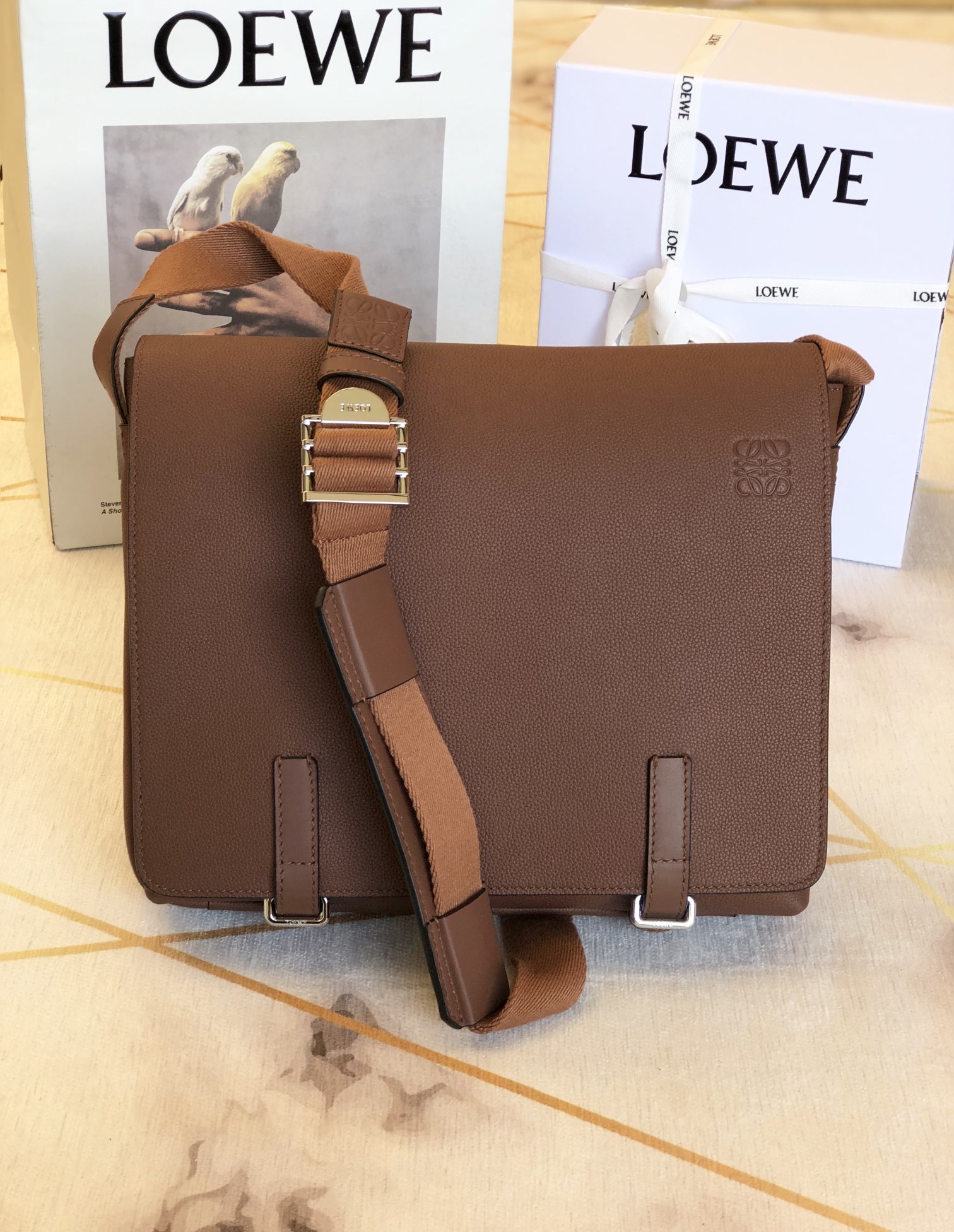 L0ew* military messenger bag soft grained calfskin tan b553a14x03 33 x 10 x 25 cm