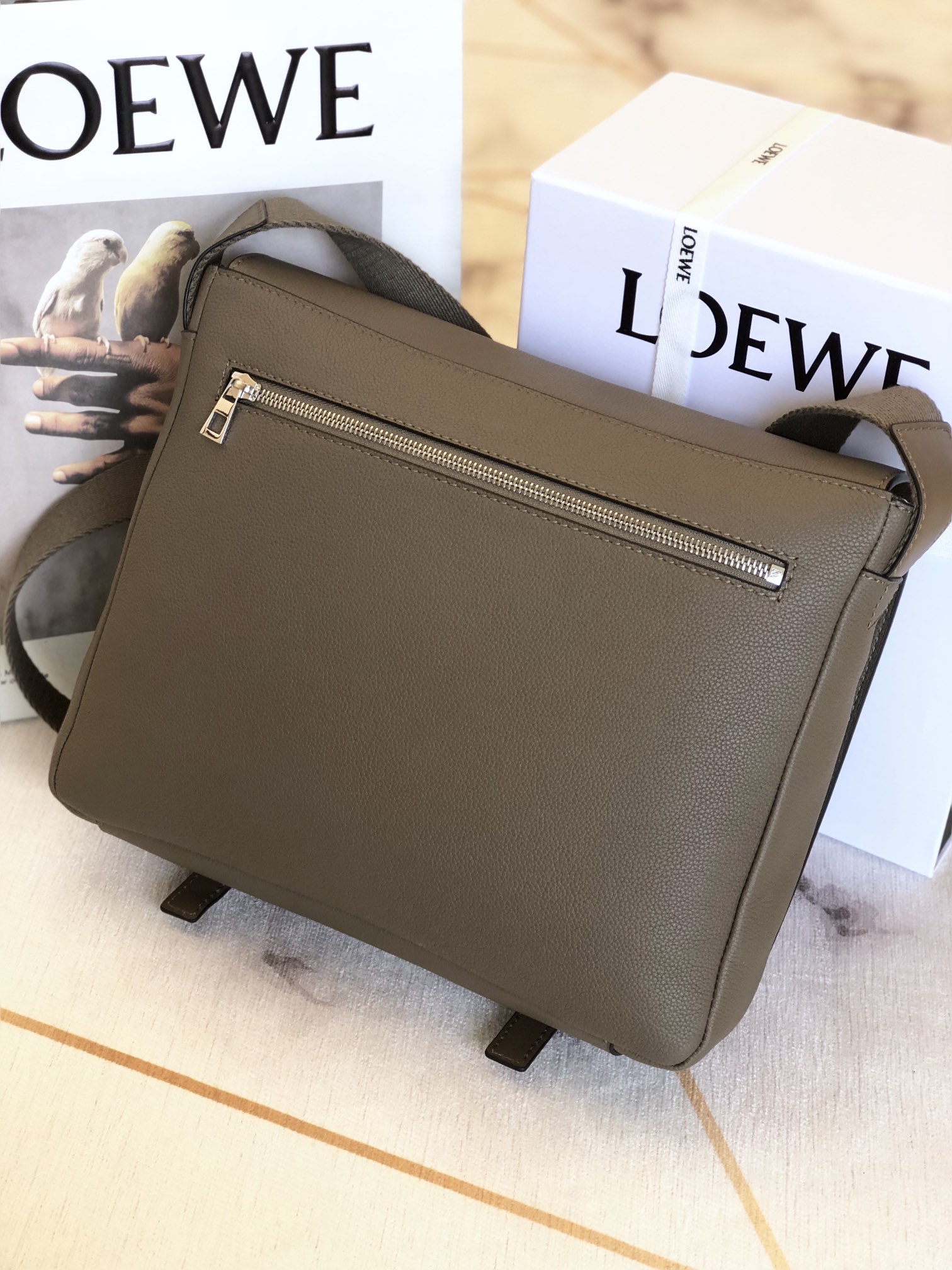 L0ew* military messenger bag soft grained calfskin dark moss b553a14x03 33 x 10 x 25 cm