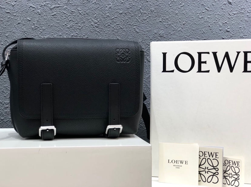 L0ew* xs military messenger bag soft grained calfskin black 317.12aa72 24.5 × 18 × 10.5 cm