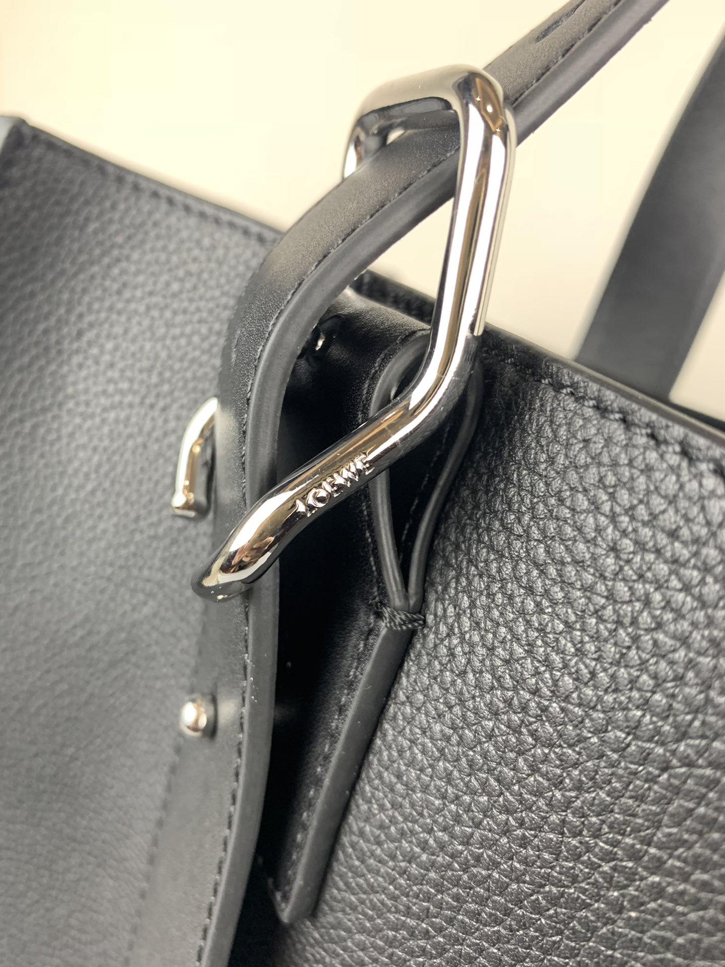 L0ew* buckle tote bag soft grained calfskin black 335.28.z62 36 x 33 x 17 cm