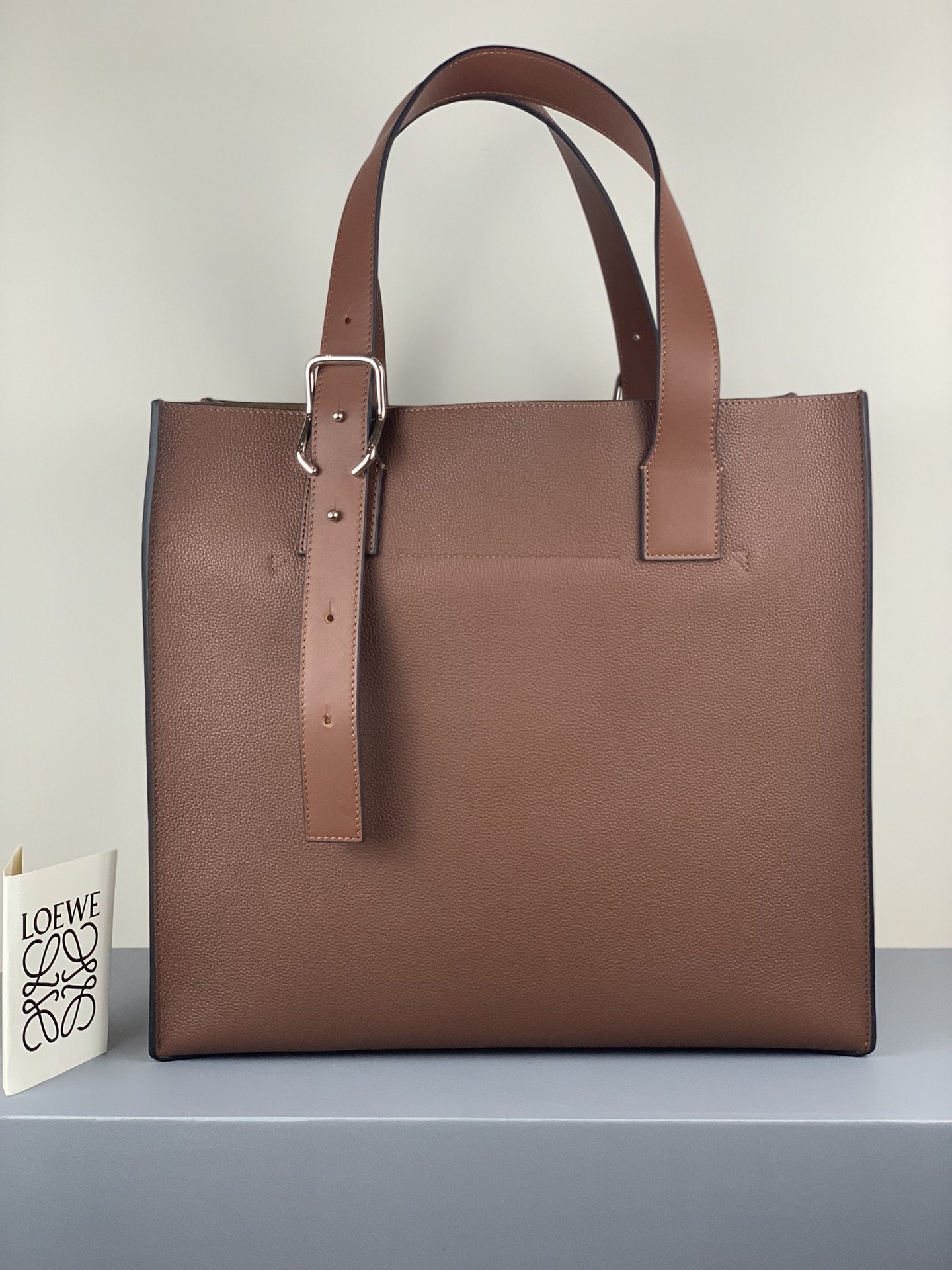 L0ew* buckle tote bag soft grained calfskin tan 335.28.z62 36 x 33 x 17 cm