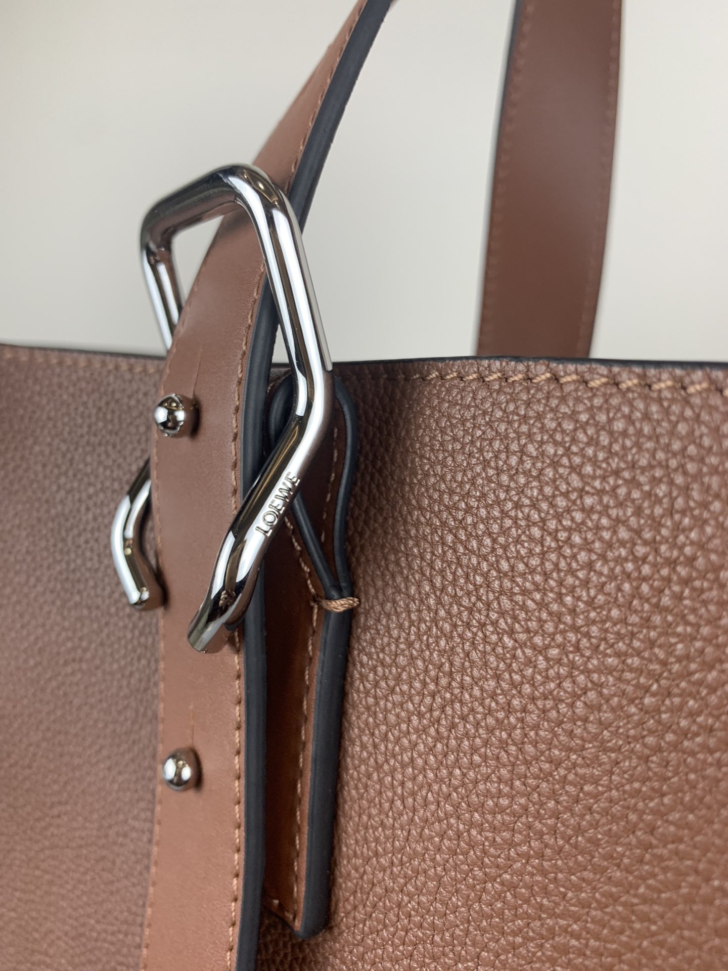 L0ew* buckle tote bag soft grained calfskin tan 335.28.z62 36 x 33 x 17 cm