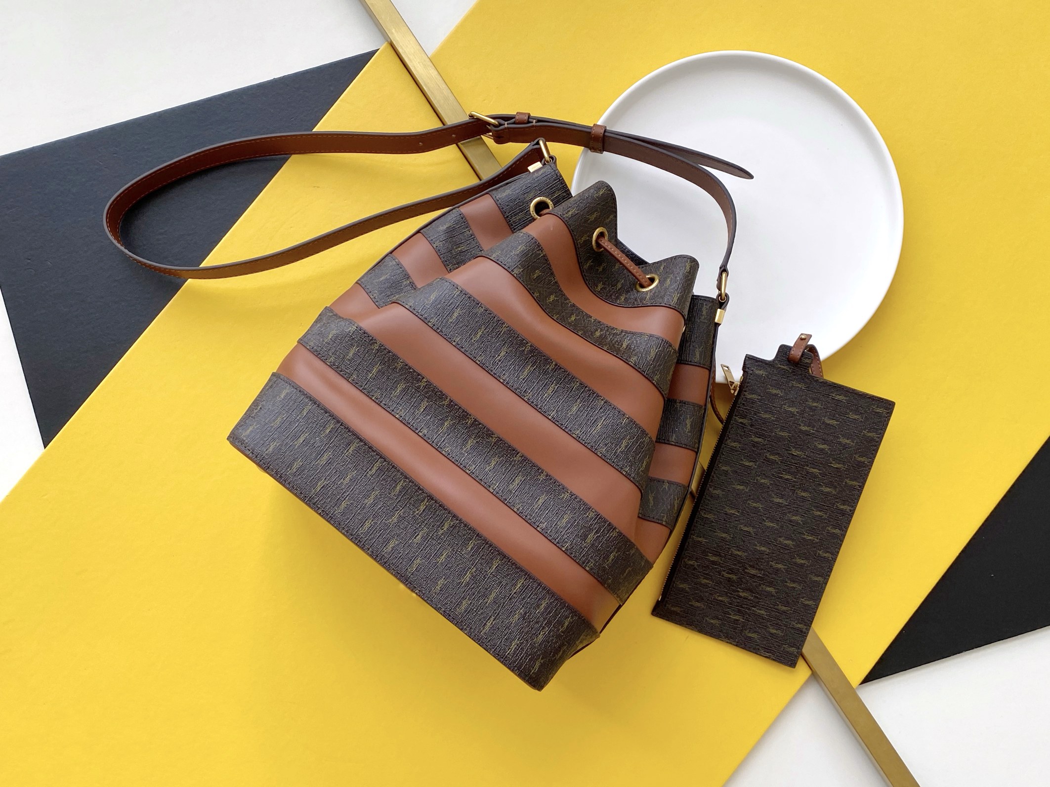 Y51 le monogramme bucket bag canvas and smooth leather 5686062 25 x 17 x 30 cm