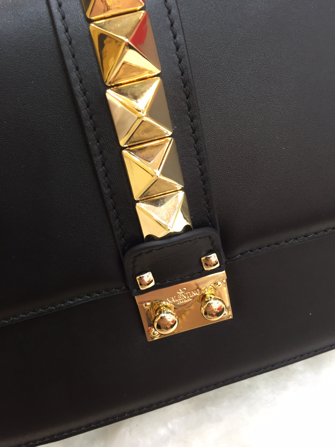 Va1e*ntin0 garavani pre-owned 2010s rockstud shoulder bag leather black 344280 26 × 8 × 18 cm
