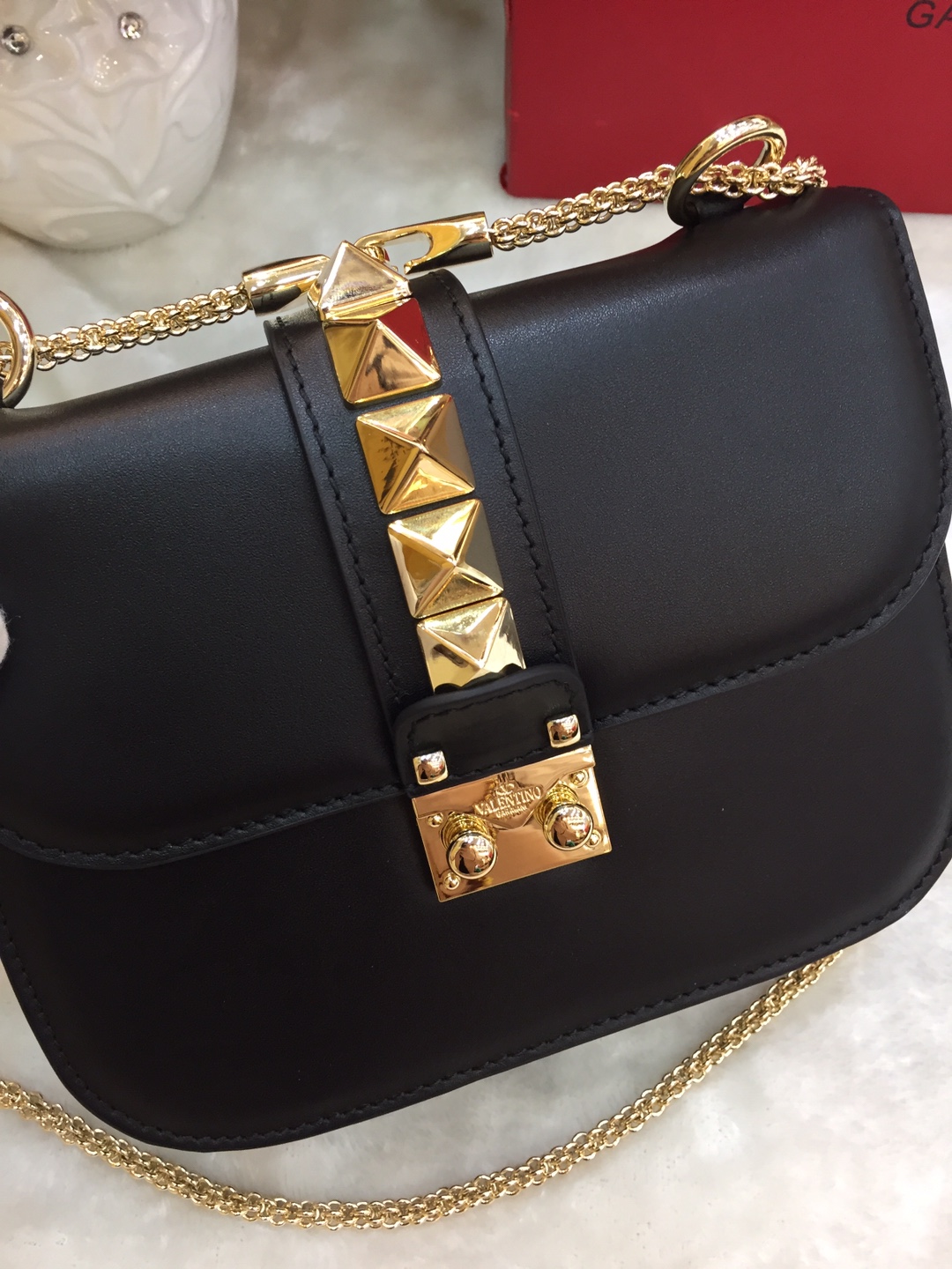 Va1e*ntin0 small garavani pre-owned 2010s rockstud shoulder bag leather black 21 × 8 × 15 cm