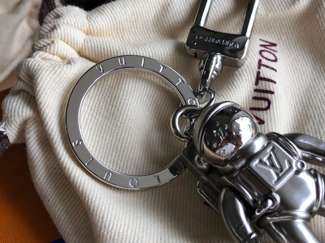l0vis Vvtt0n spaceman hanging keychain silver