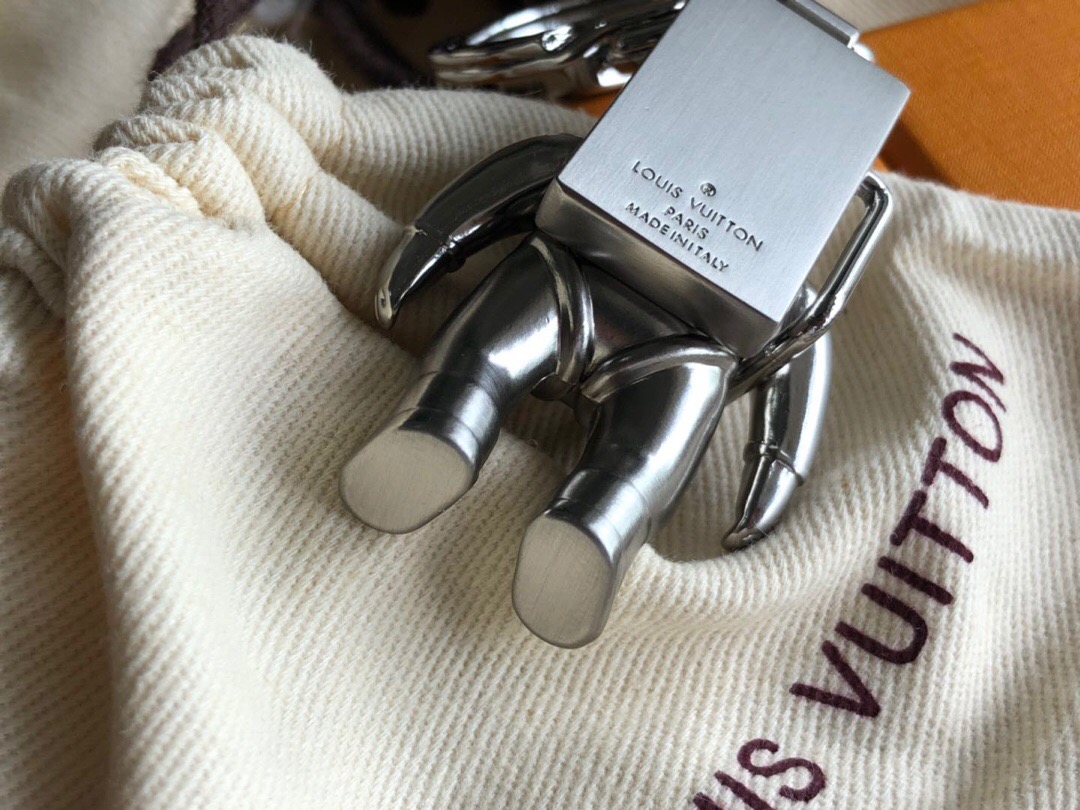 l0vis Vvtt0n spaceman hanging keychain silver