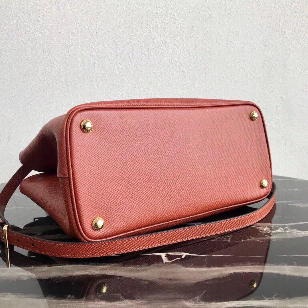 Pra*a medium galleria saffiano carrot 1ba232 31 × 22.5 × 13.5 cm