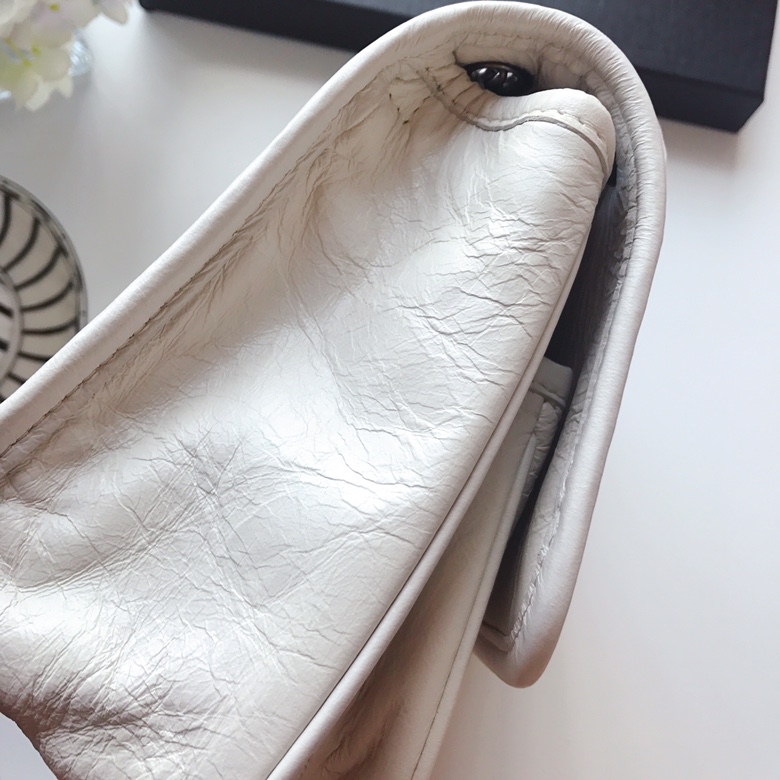 Y51 niki baby in lambskin leather white 5330371 22 x 16.5 x 12 cm
