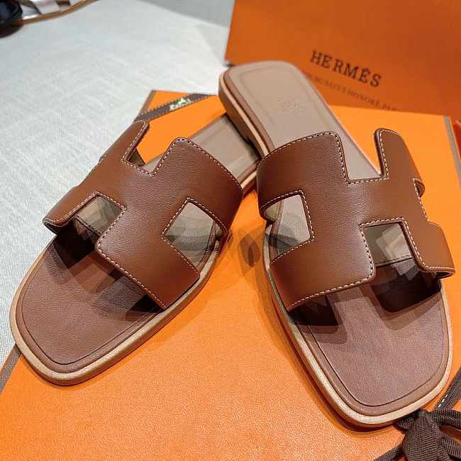 H**me5 slippers brown