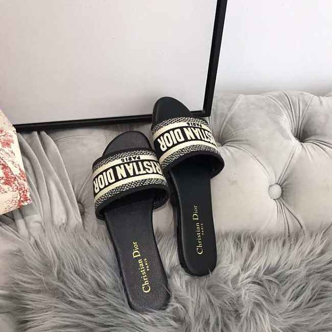 D10r slippers 001