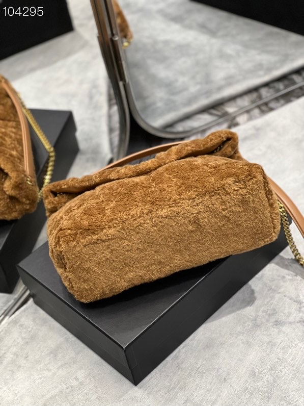 Y51 medium puffer bag in merino shearling and lambskin brown 57747529 35 × 23 × 13.5 cm