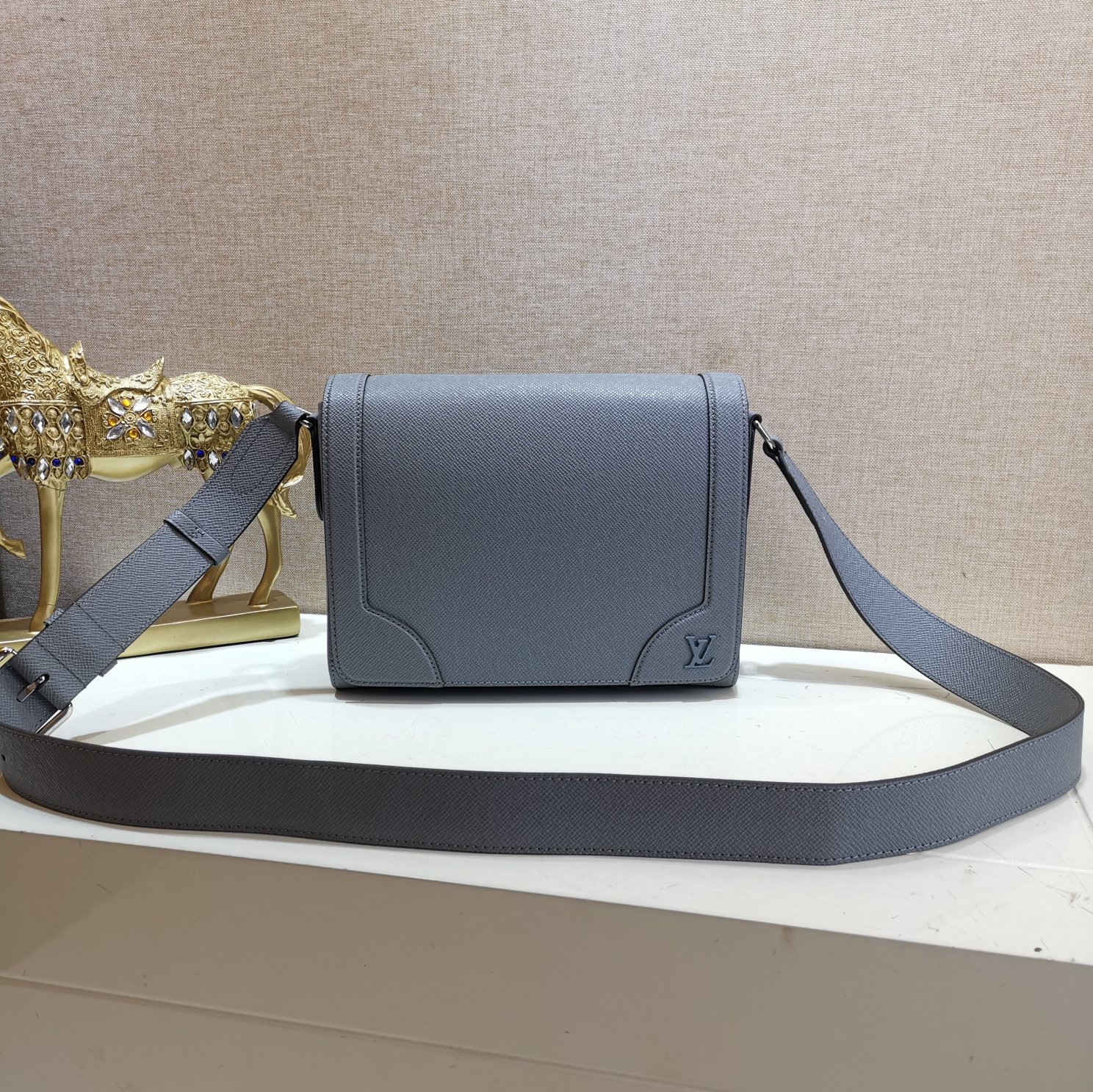 l0vis Vvtt0n new flap messenger taiga leather gray m30808 28.3 x 18.3 x 4.3 cm