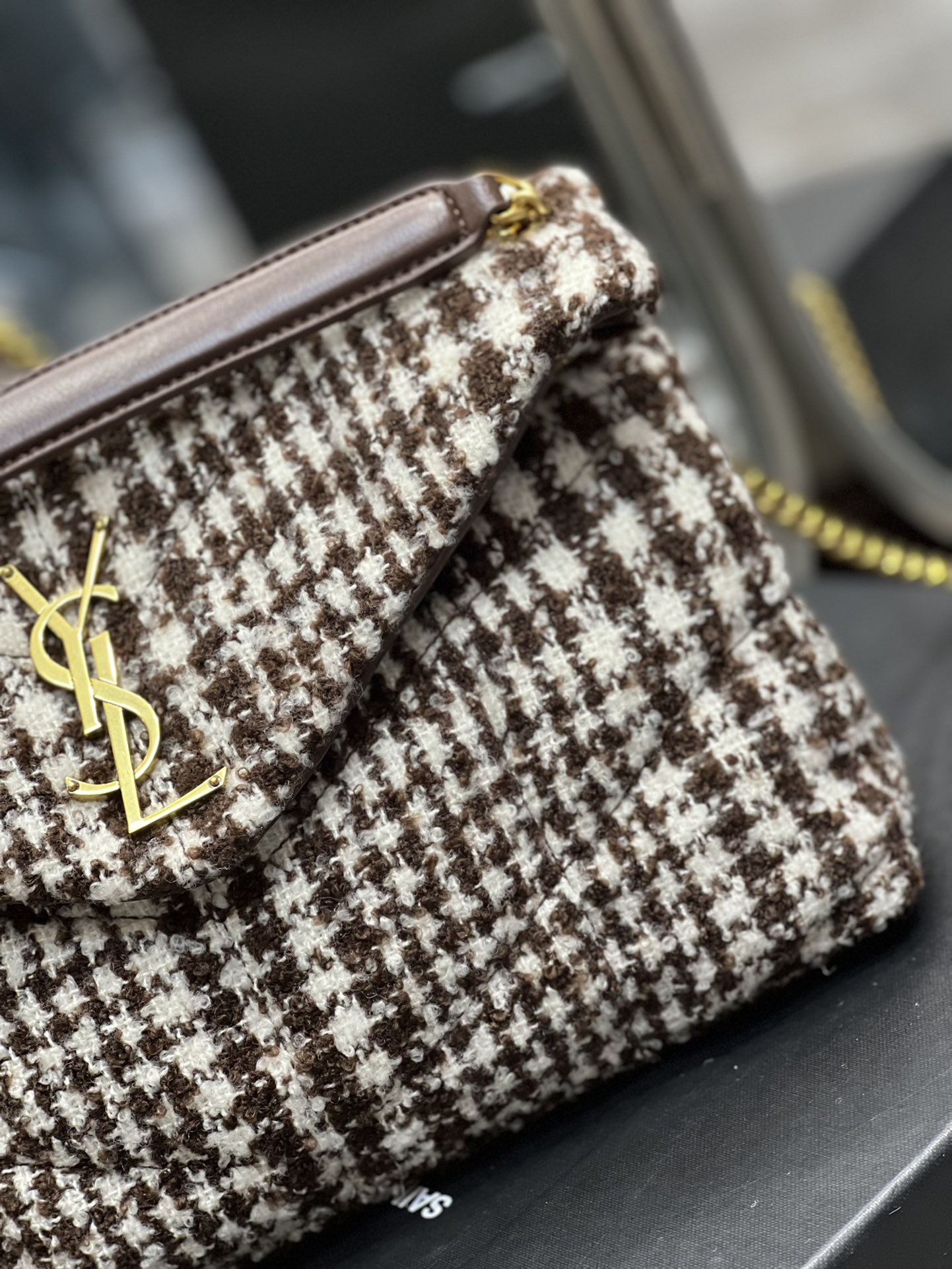 Y51 small puffer bag in checked tweed and lambskin beige 577476 29 × 17 × 11 cm