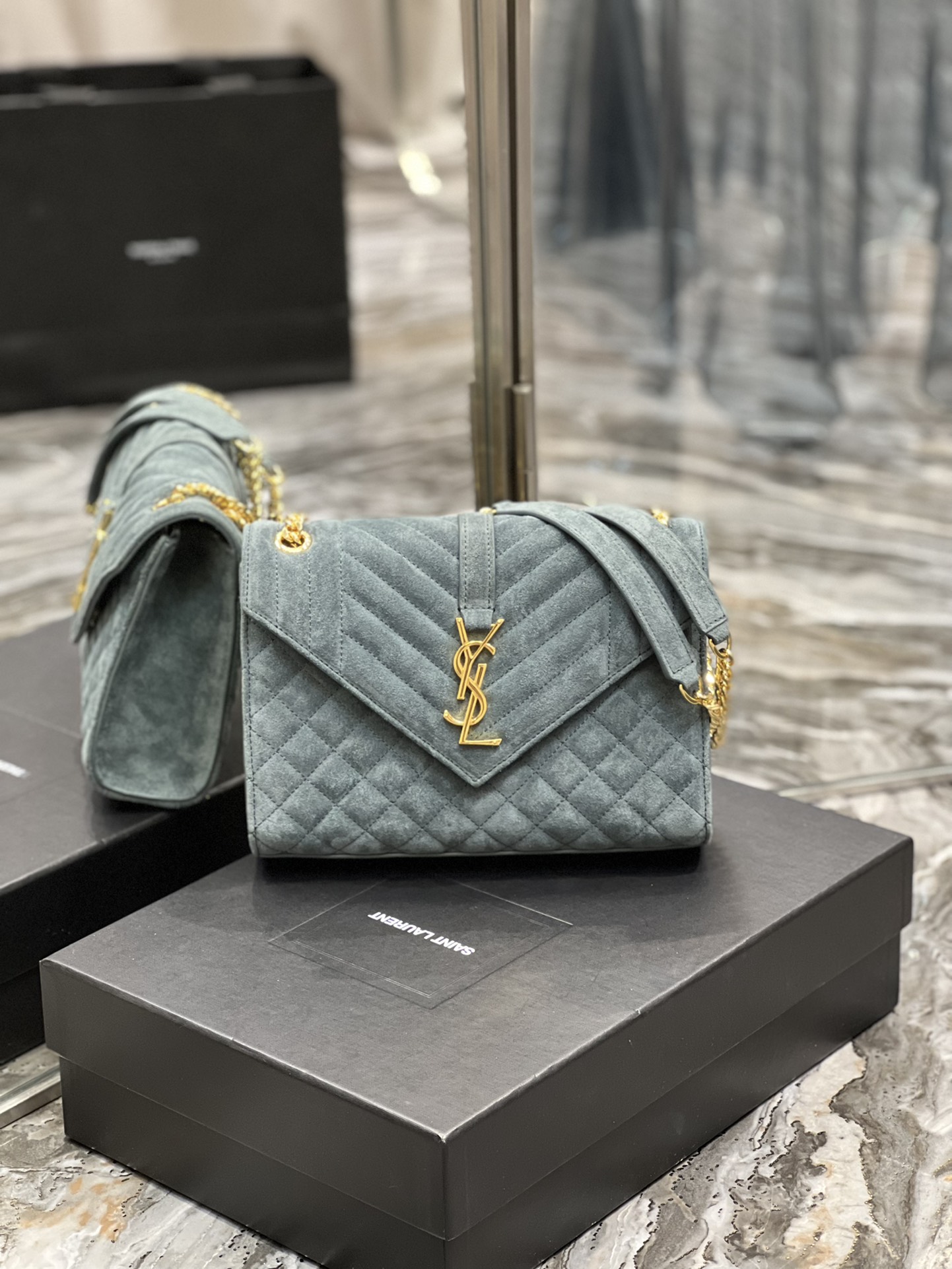 Y51 envelope medium bag in mix matelassÉ velvet blue 487206 24 × 17.5 × 6 cm