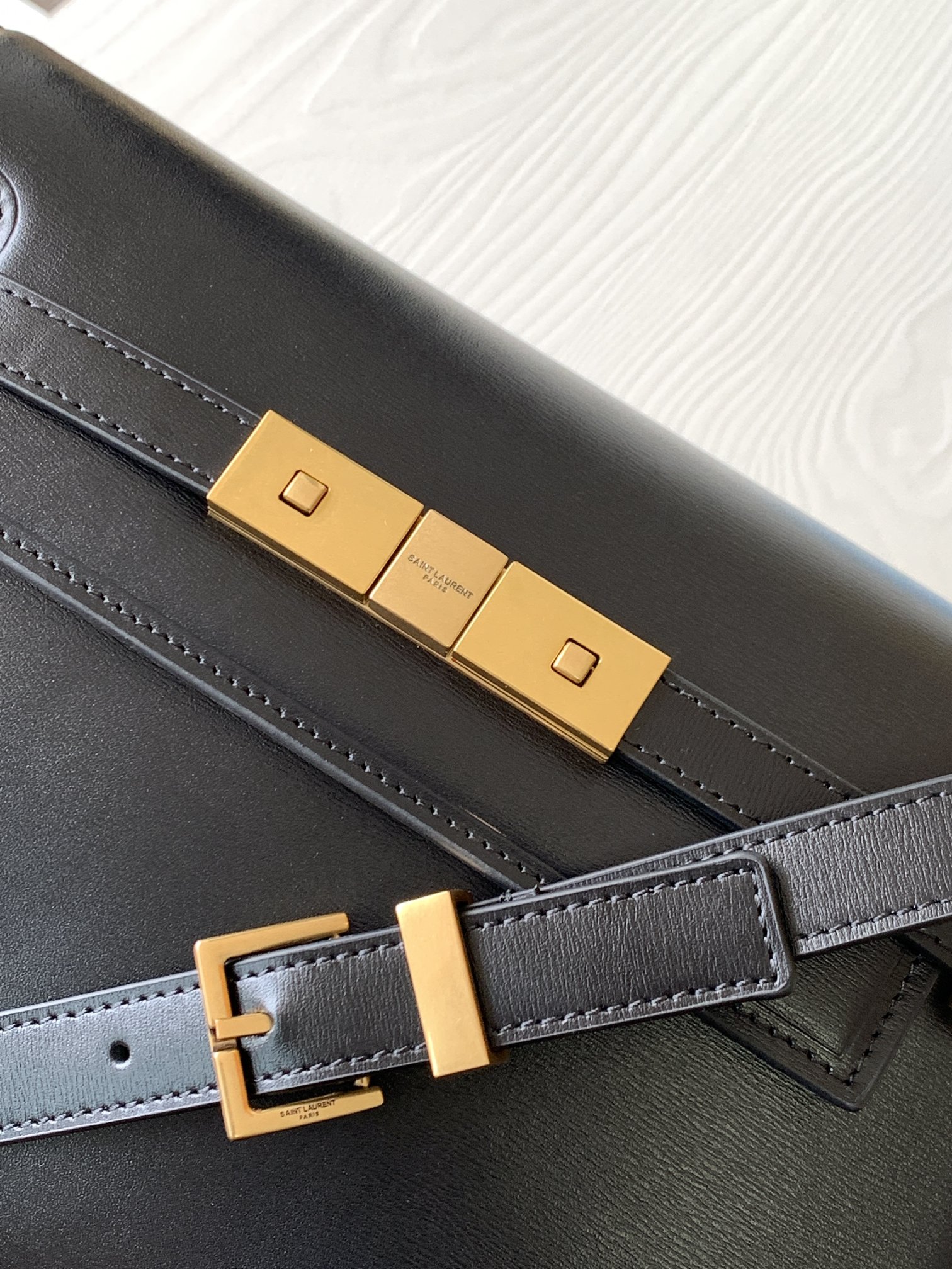 Y51 small manhattan shoulder bag leather black 6756260 24 x 17.5 x 6 cm