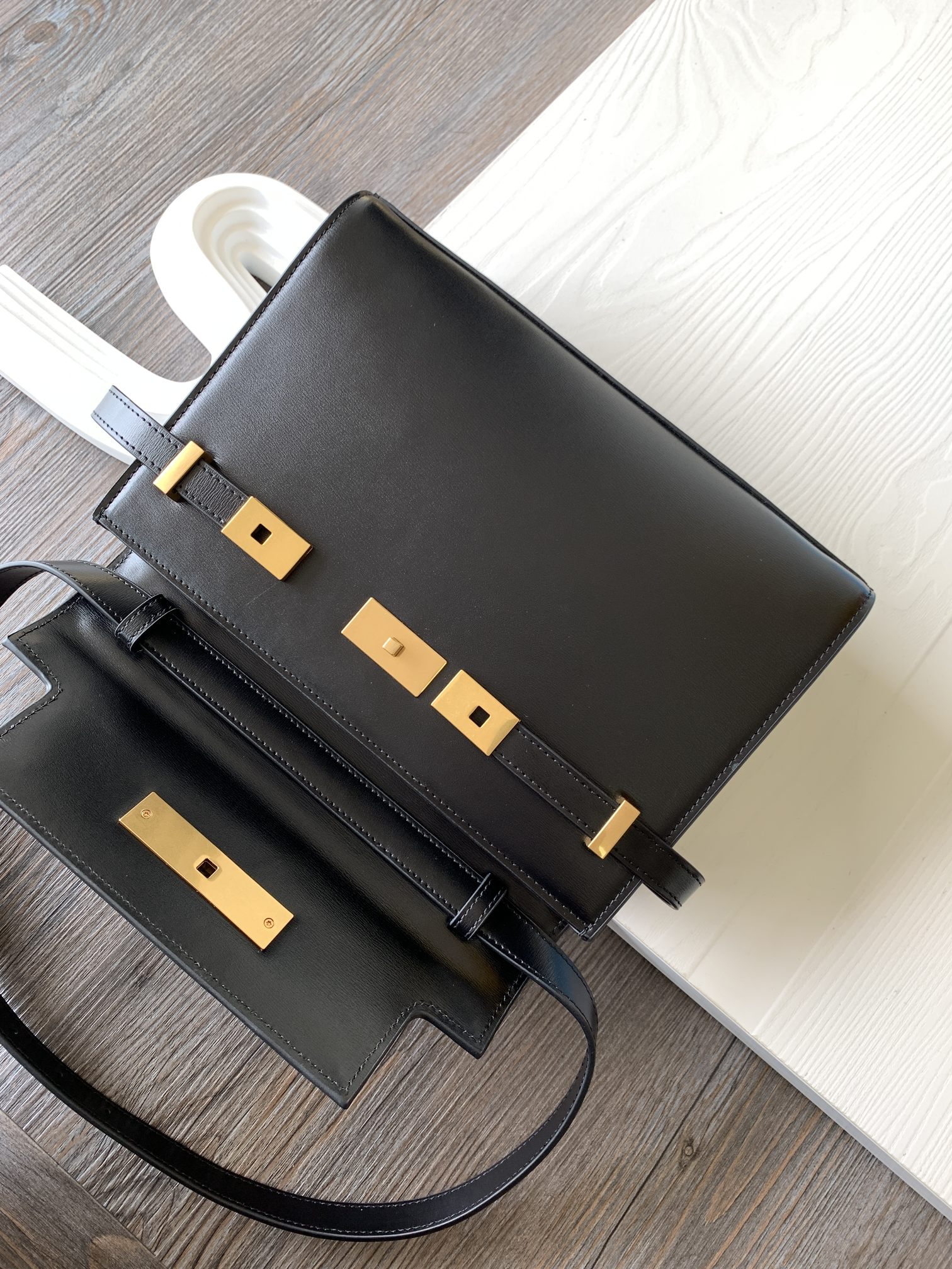 Y51 small manhattan shoulder bag leather black 6756260 24 x 17.5 x 6 cm