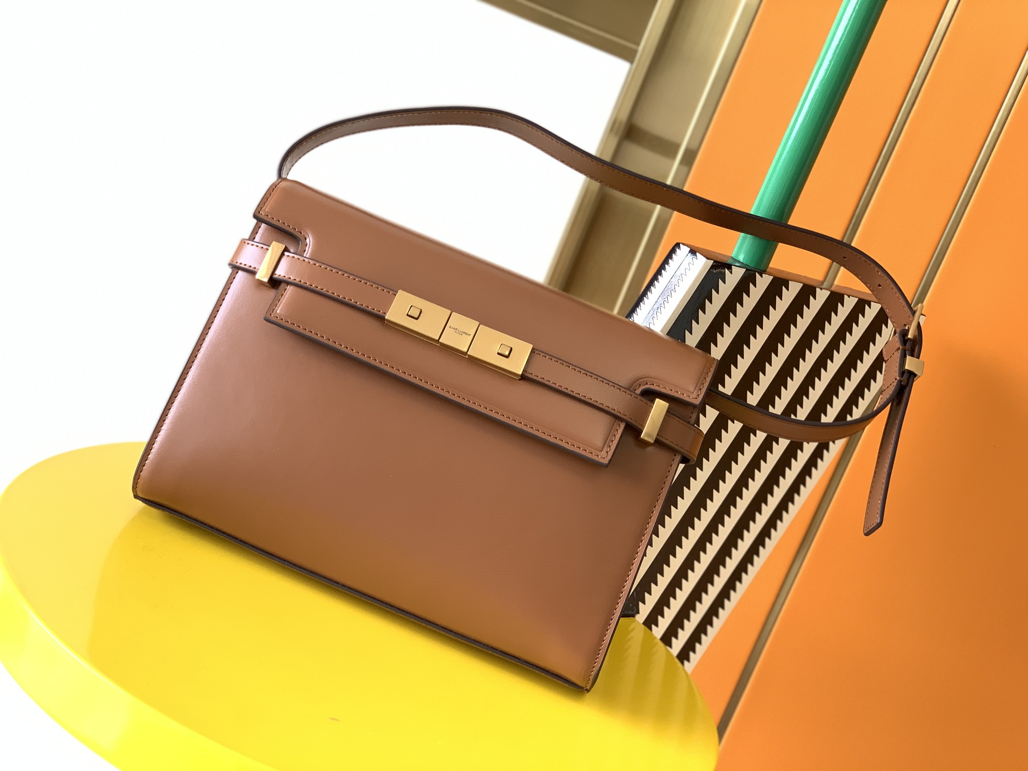 Y51 small manhattan shoulder bag leather brown 6756260 24 x 17.5 x 6 cm